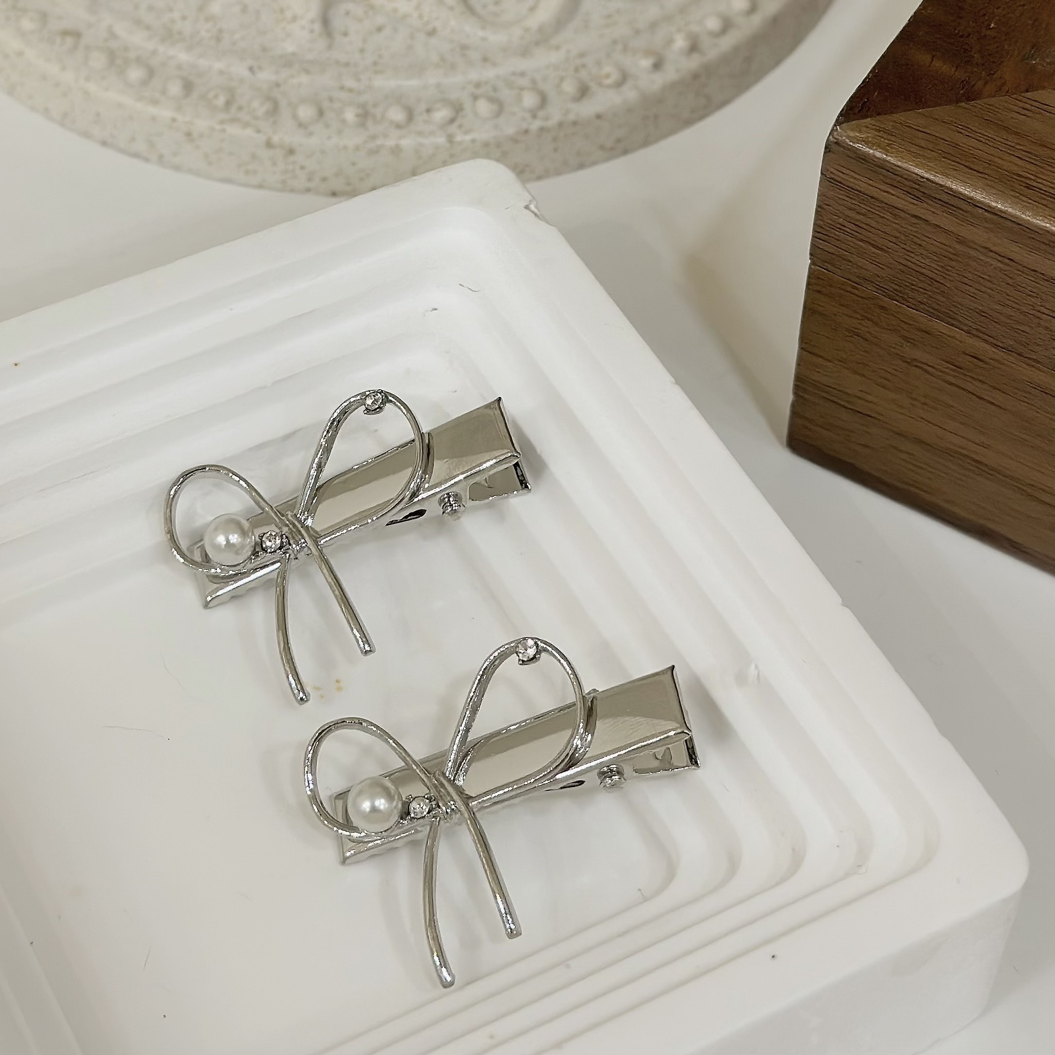 V45金屬線狀蝴蝶結珍珠對夾（一組）