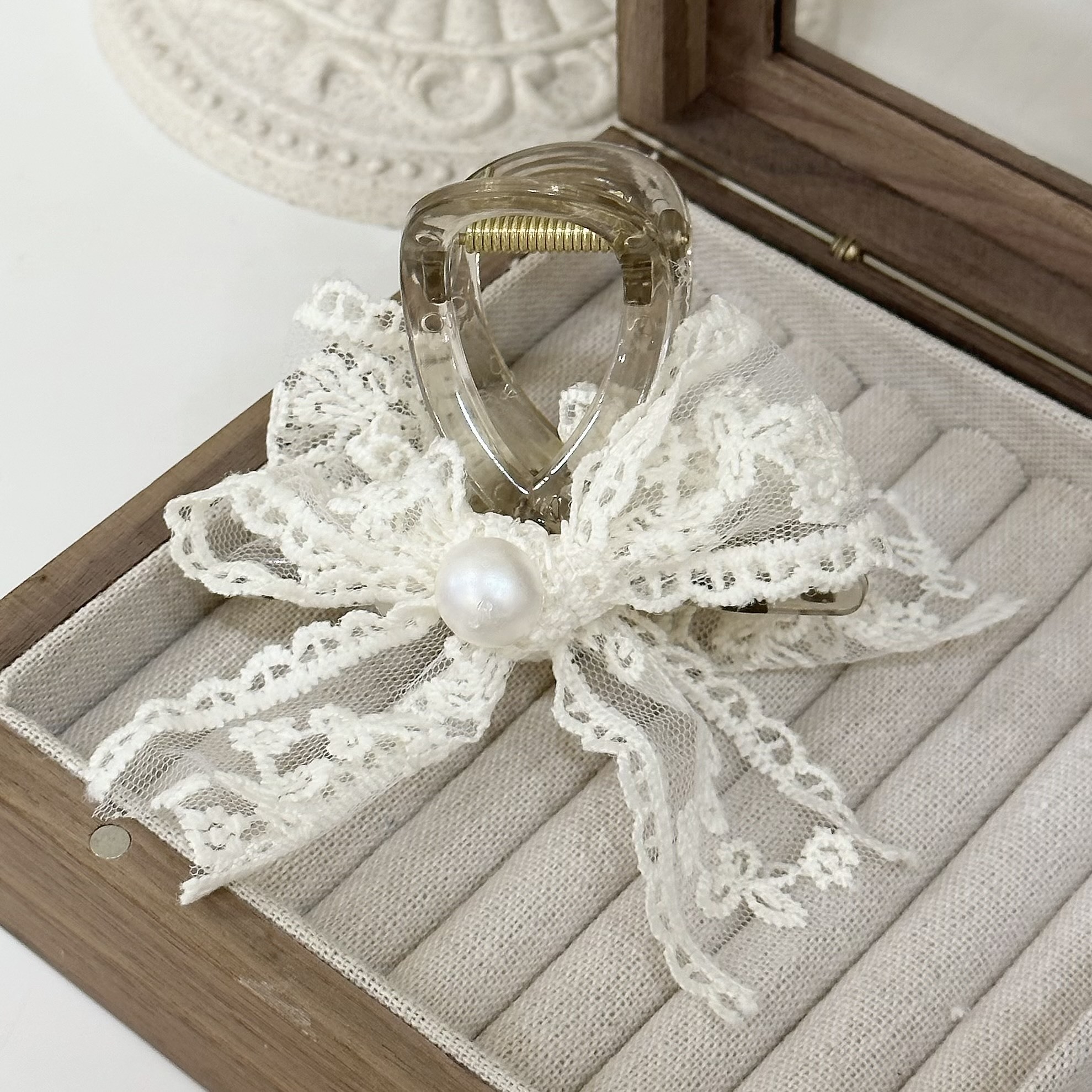 V48蕾絲蝴蝶結珍珠半頭夾