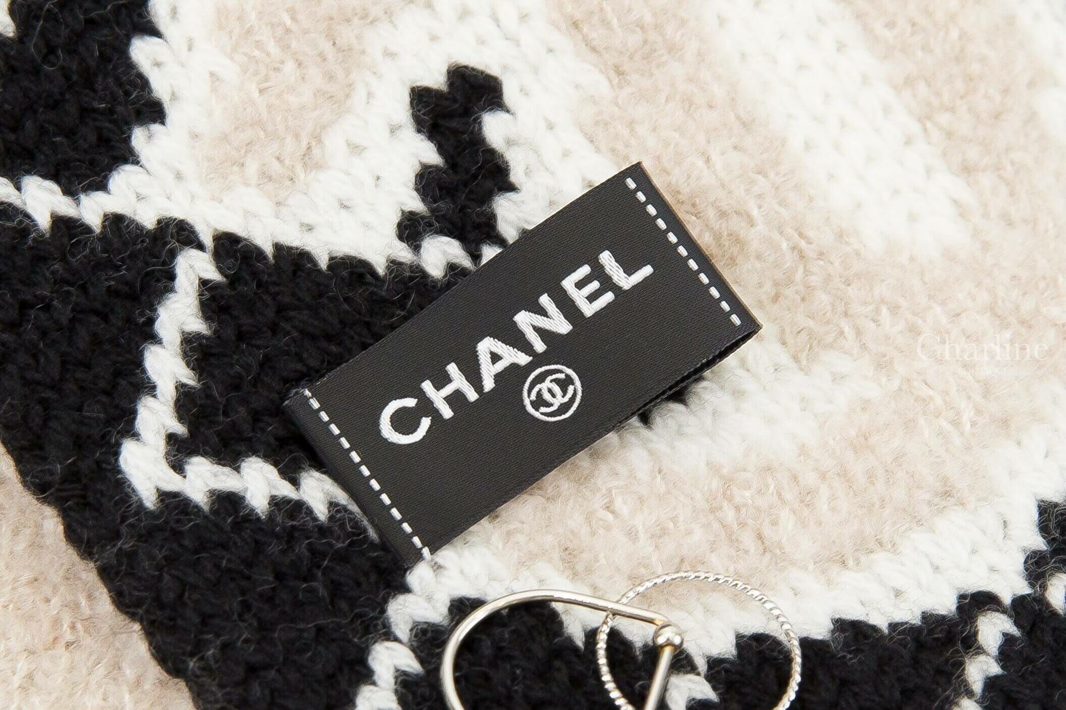 Chanel Scarf 米色底白滾邊黑色CC/黑底菱格紋白滾邊米色CC雙面羊毛混喀什米爾針織圍巾-Charline Boutique 精品代購