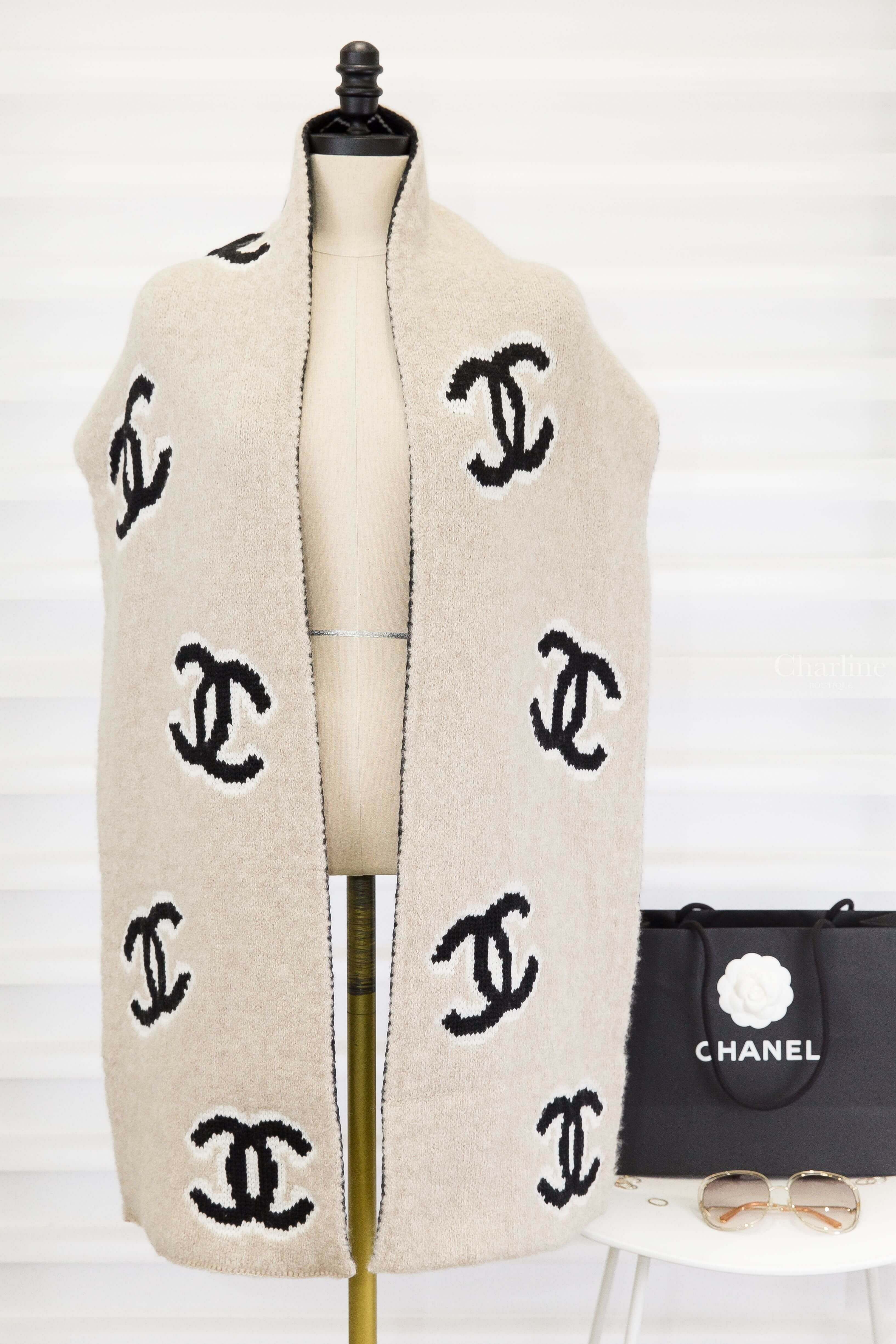 Chanel Scarf 米色底白滾邊黑色CC/黑底菱格紋白滾邊米色CC雙面羊毛混喀什米爾針織圍巾-Charline Boutique 精品代購