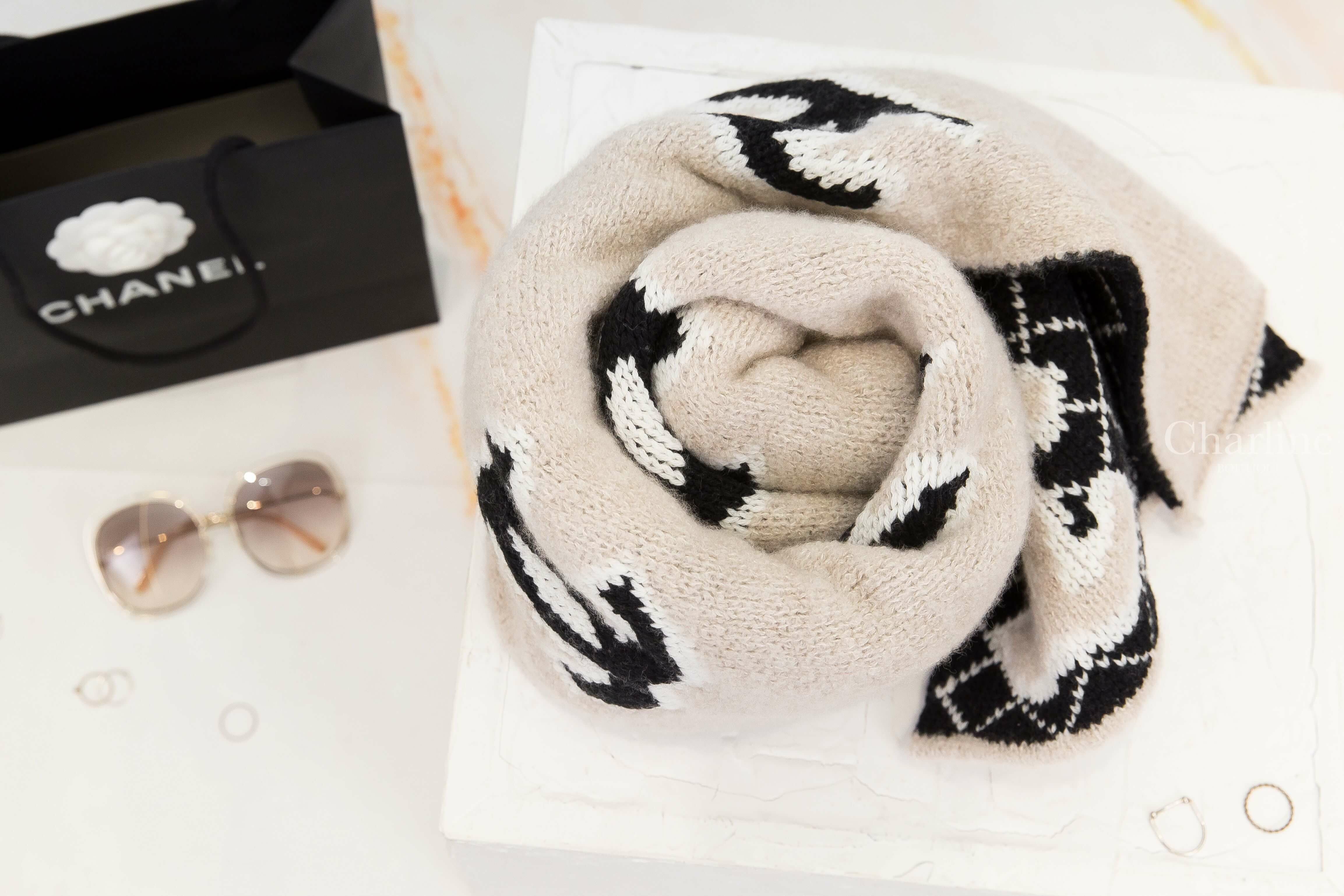 Chanel Scarf 米色底白滾邊黑色CC/黑底菱格紋白滾邊米色CC雙面羊毛混喀什米爾針織圍巾-Charline Boutique 精品代購