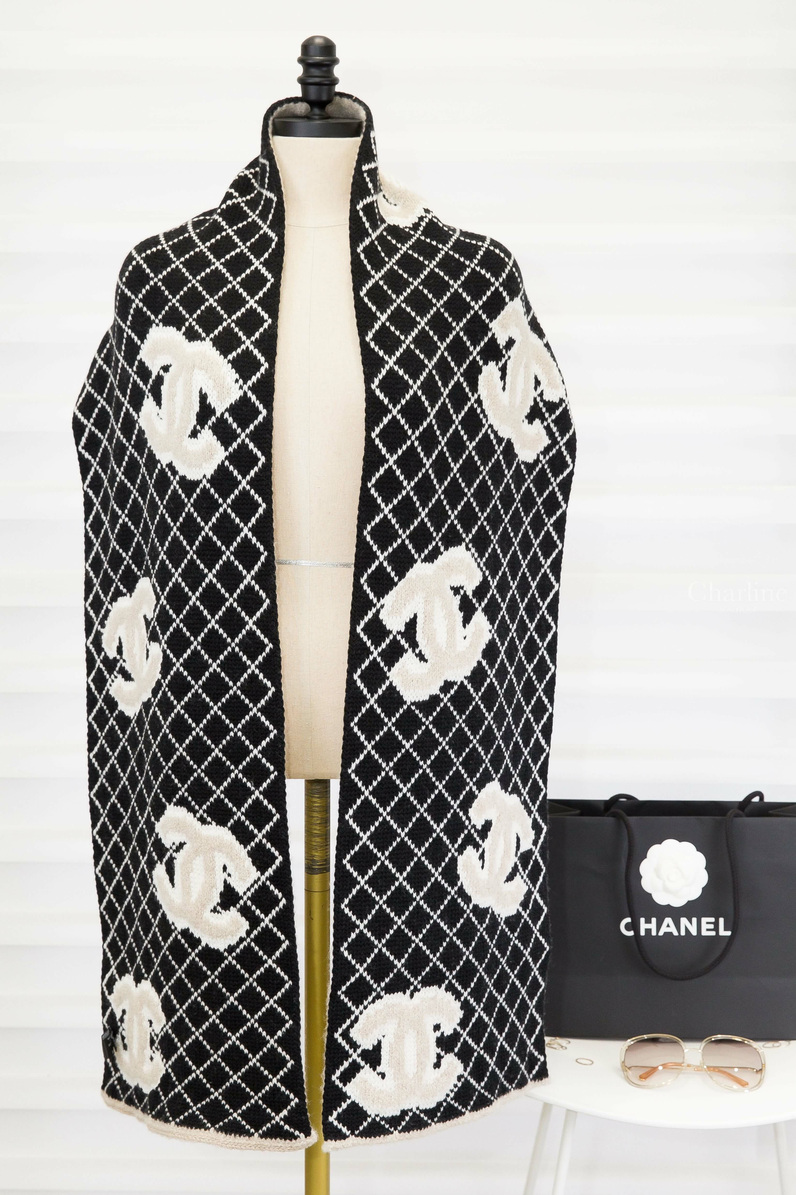 Chanel Scarf 米色底白滾邊黑色CC/黑底菱格紋白滾邊米色CC雙面羊毛混喀什米爾針織圍巾-Charline Boutique 精品代購
