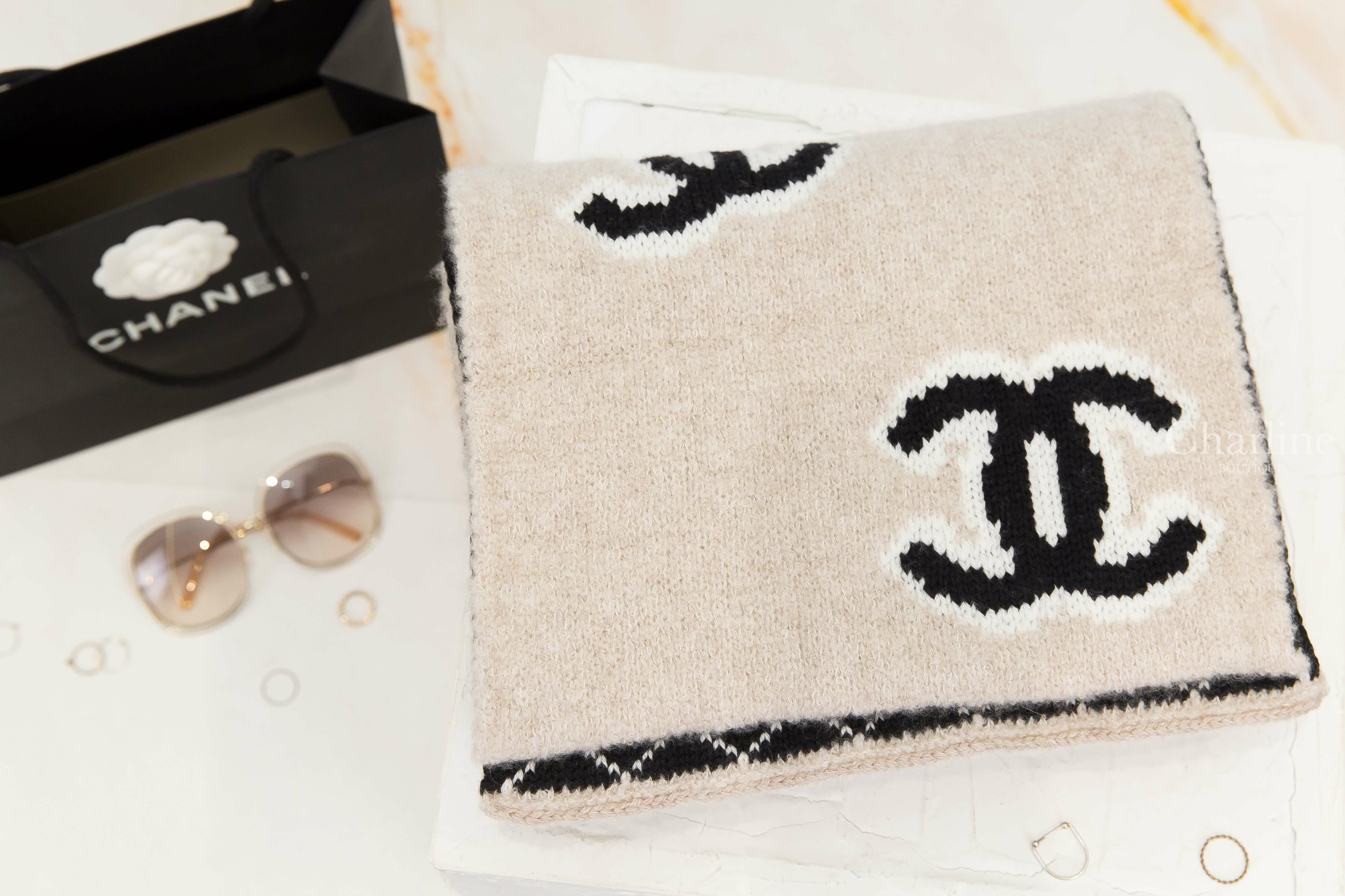 Chanel Scarf 米色底白滾邊黑色CC/黑底菱格紋白滾邊米色CC雙面羊毛混喀什米爾針織圍巾-Charline Boutique 精品代購