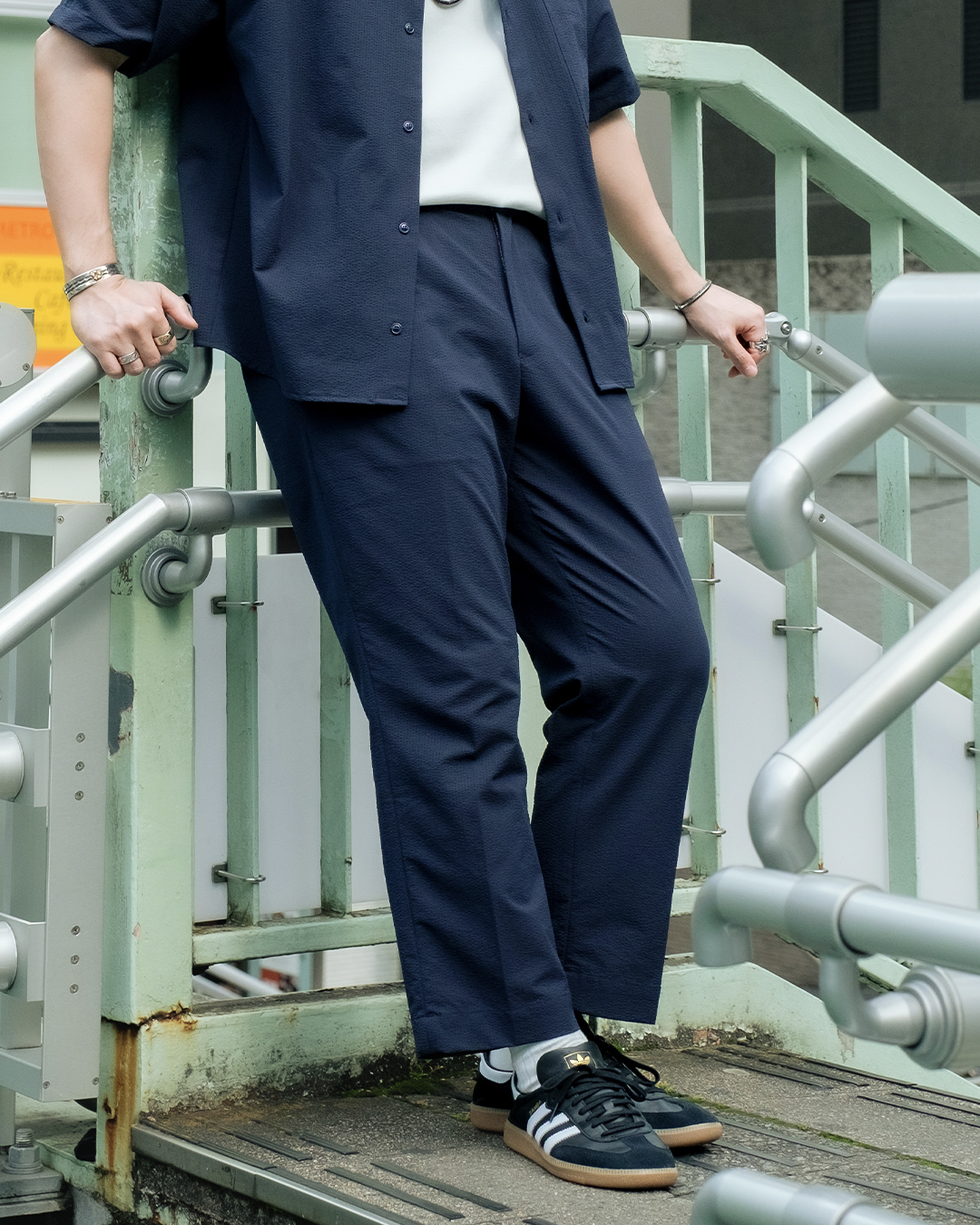 涼爽泡泡紗 腰間抽繩 雙打褶錐形修身長褲－質感深藍