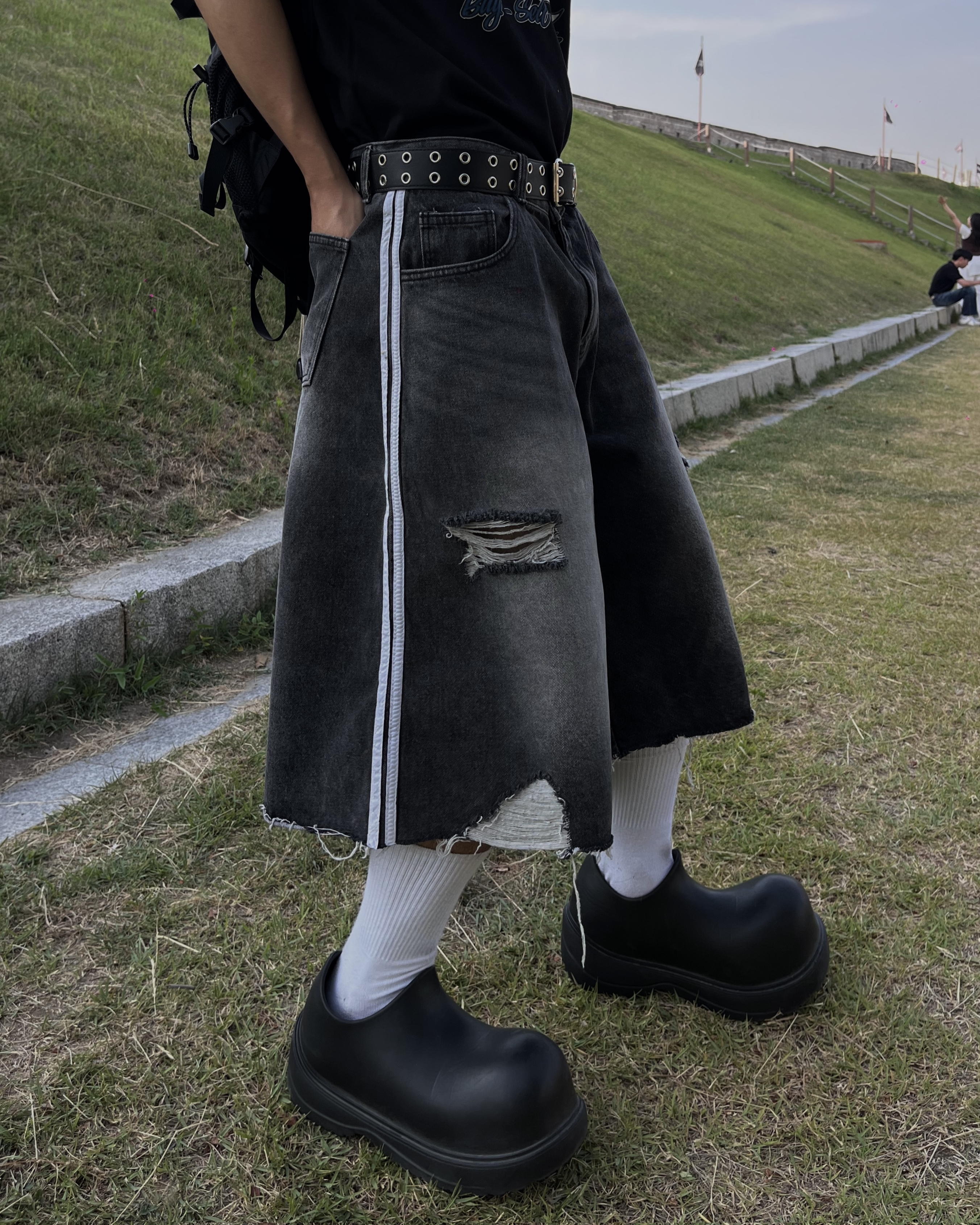 破洞寬大牛仔短褲