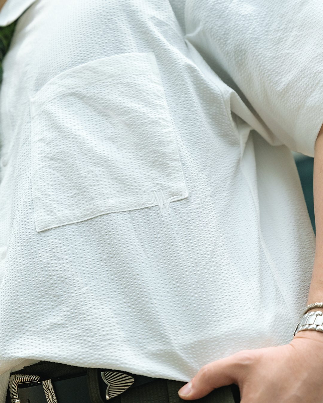 涼爽泡泡紗 都會感微寬身短袖襯衫－經典霧白 (男女皆可)