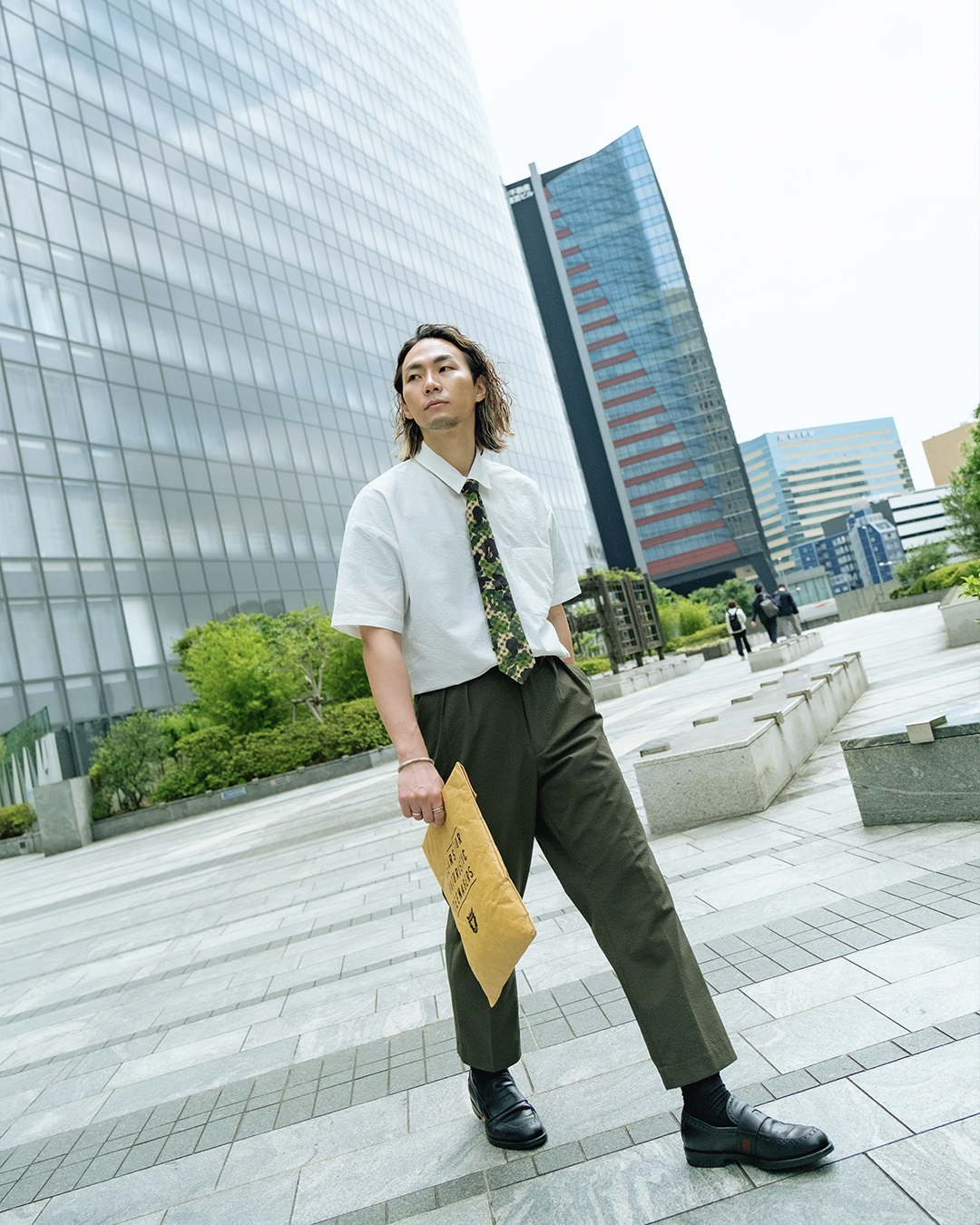 涼爽泡泡紗 腰間抽繩 雙打褶錐形修身長褲－百搭墨綠