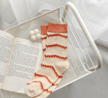 【3 pairs】Retro style three-dimensional pattern mid-rise cotton socks (palace retro quilted pattern)