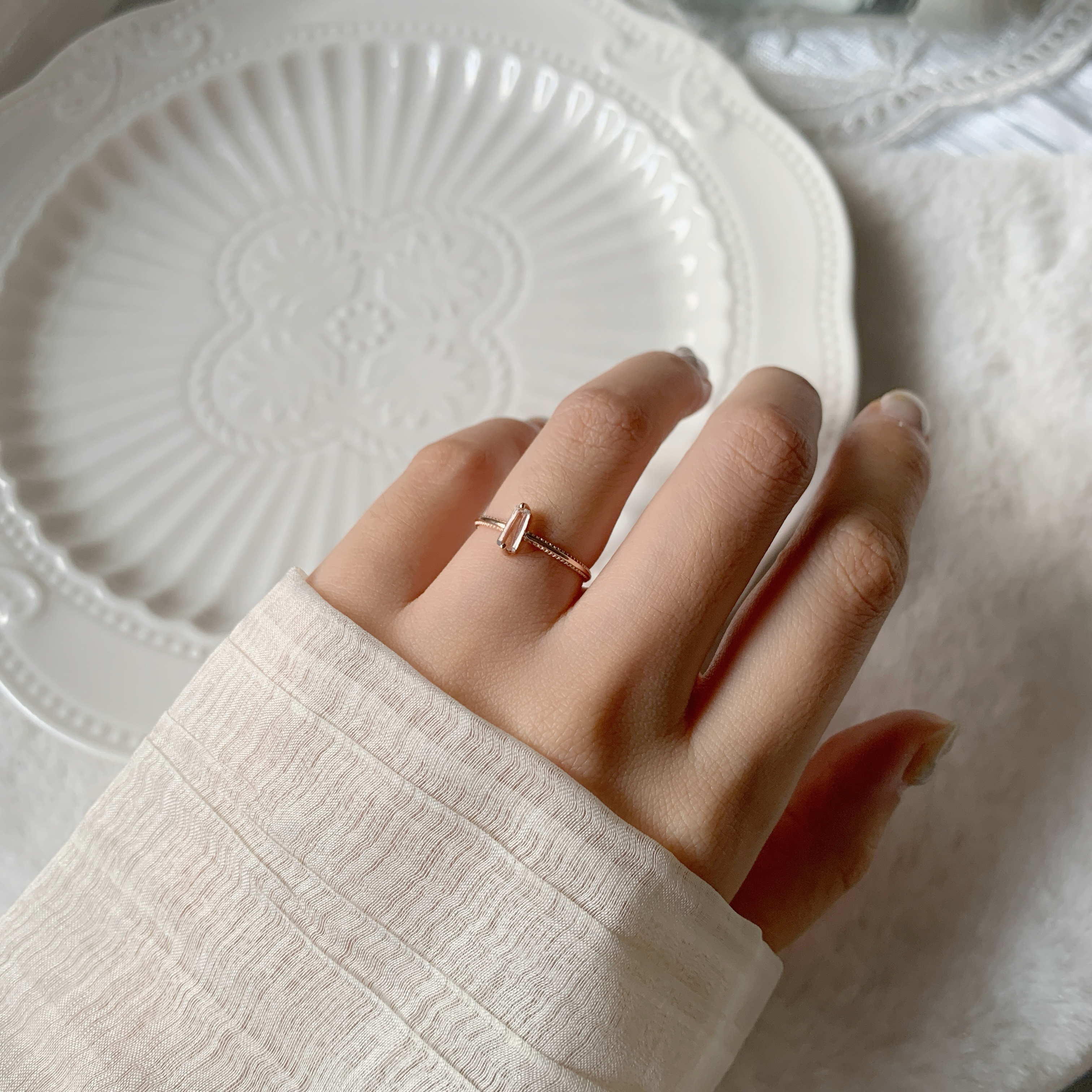 雙爪梯形白水晶滾邊戒指