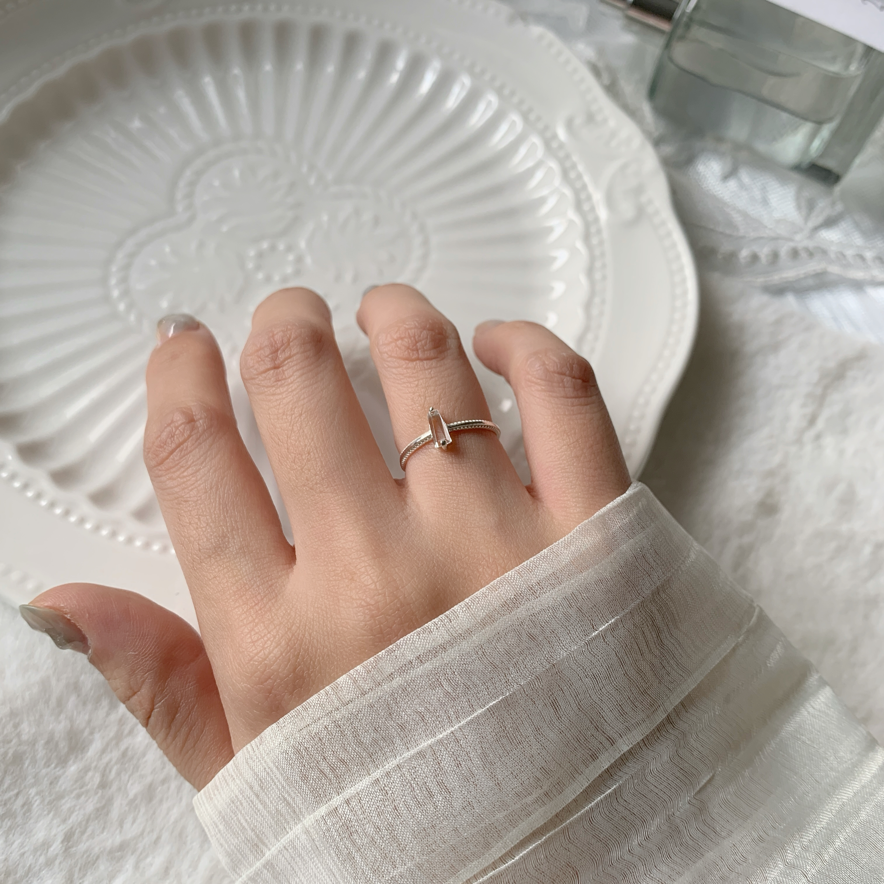 雙爪梯形白水晶滾邊戒指