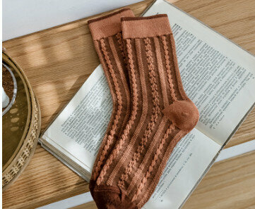 【3 pairs】Vintage style three-dimensional pattern mid-rise cotton socks (caramel)