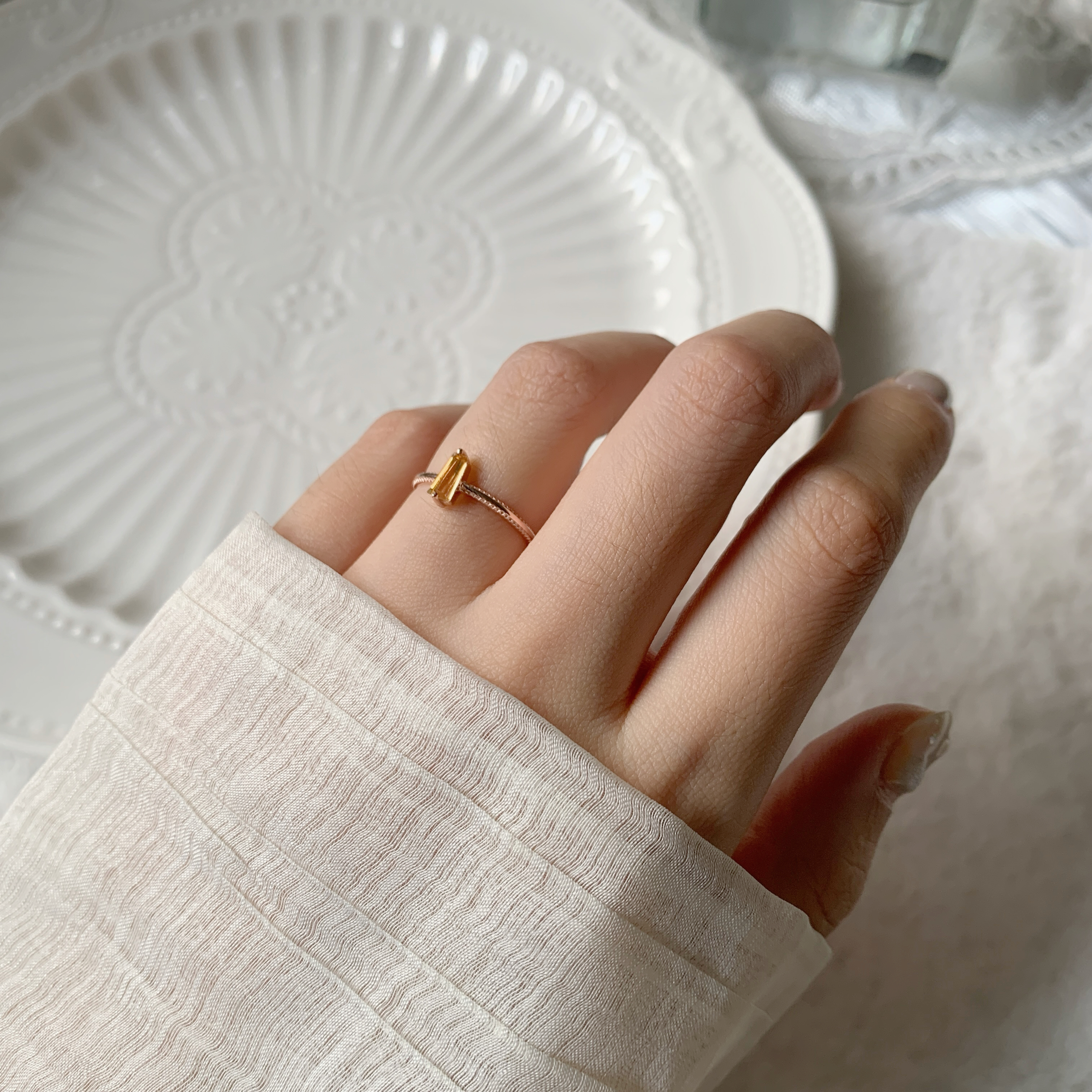 雙爪梯形黃水晶滾邊戒指