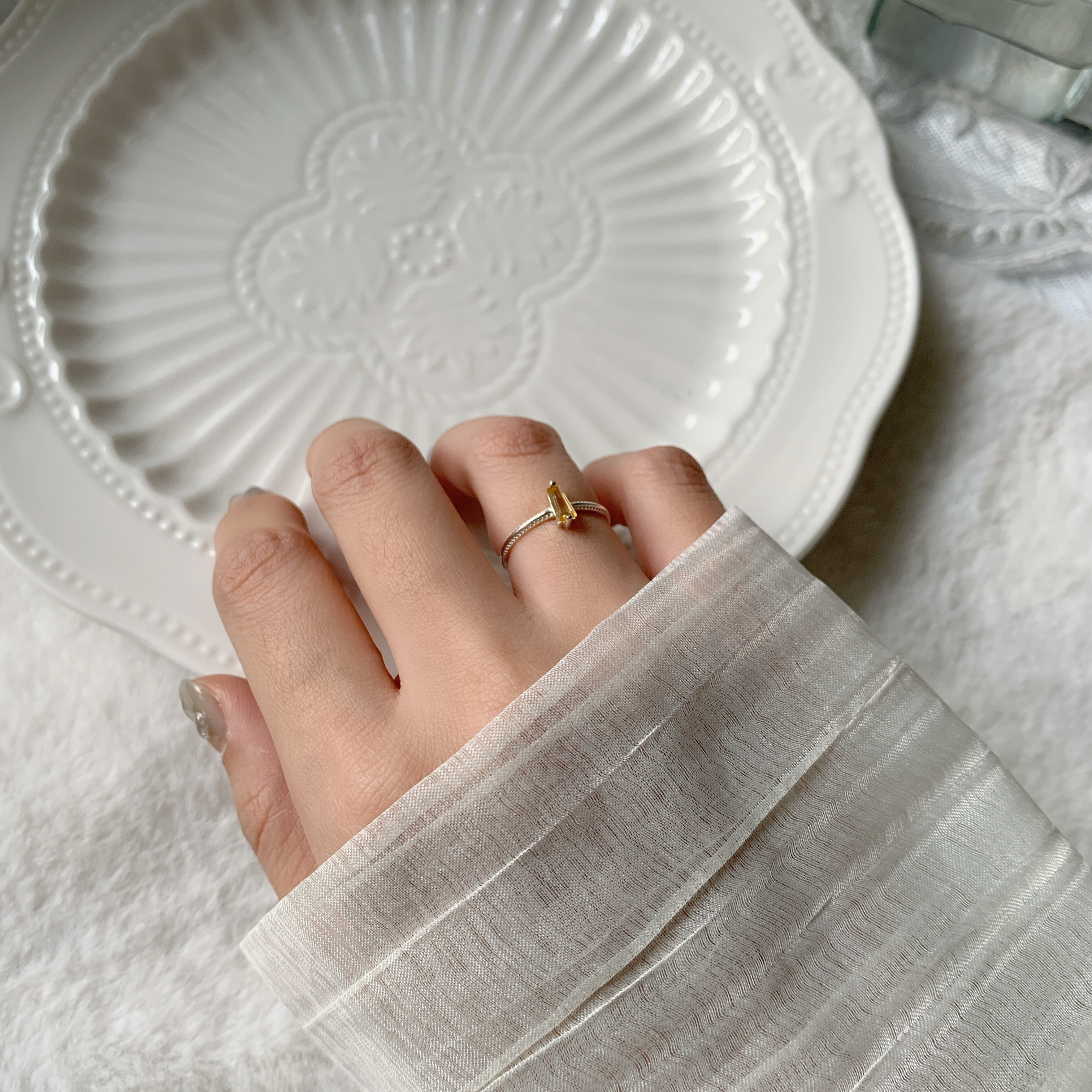 雙爪梯形黃水晶滾邊戒指