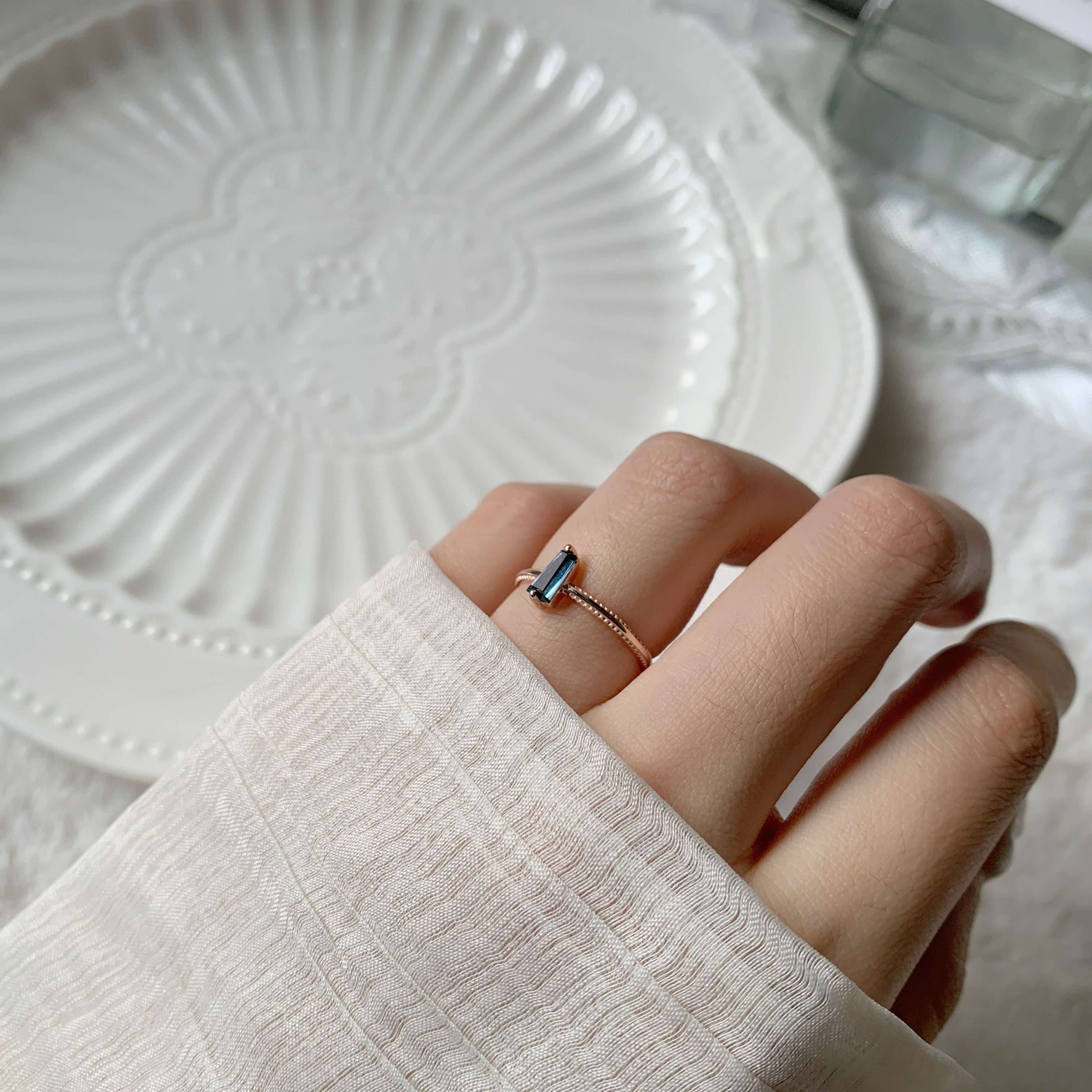 雙爪梯形倫敦托帕石滾邊戒指