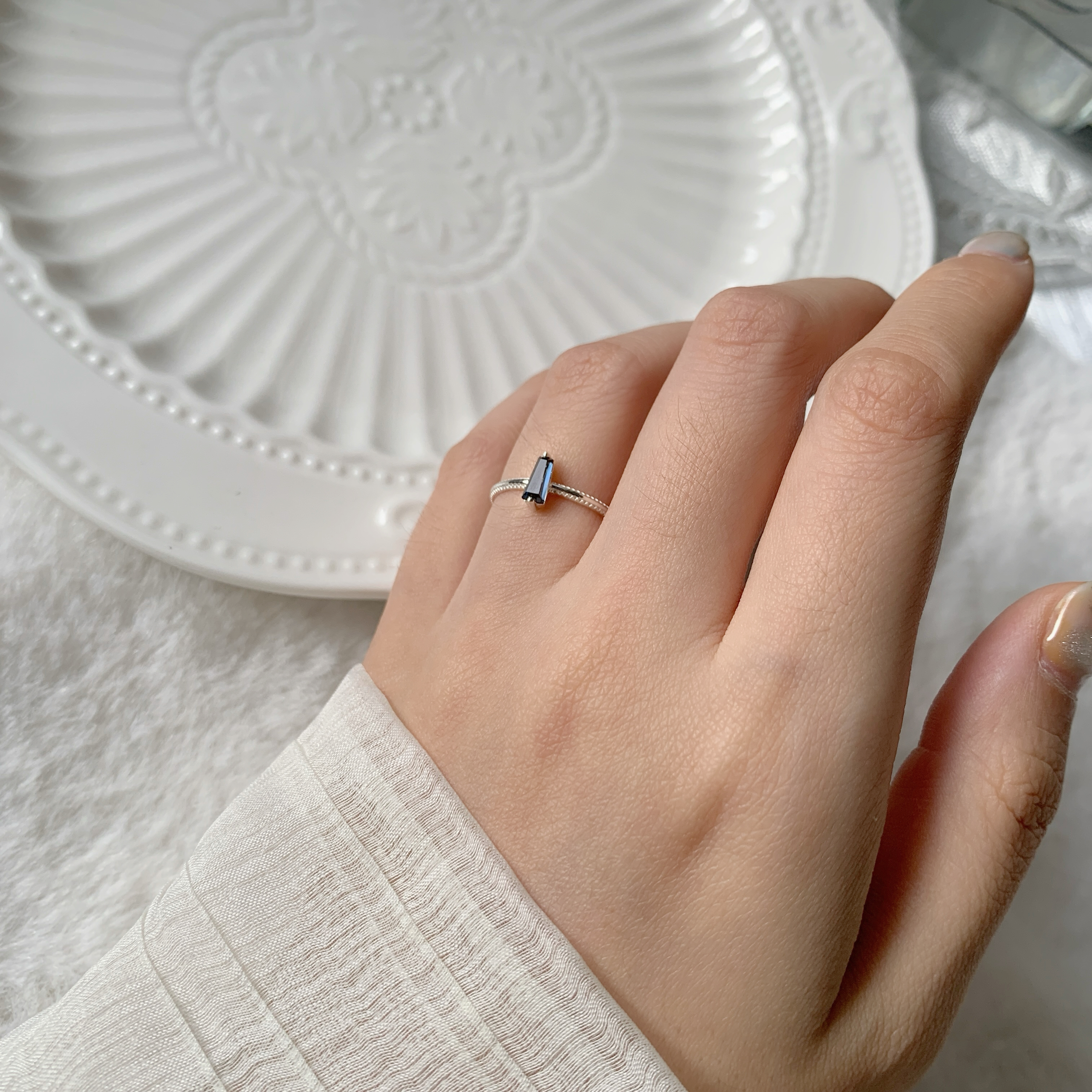 雙爪梯形倫敦托帕石滾邊戒指