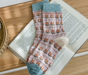 【3 pairs】Retro style three-dimensional pattern mid-rise cotton socks (cross floret)