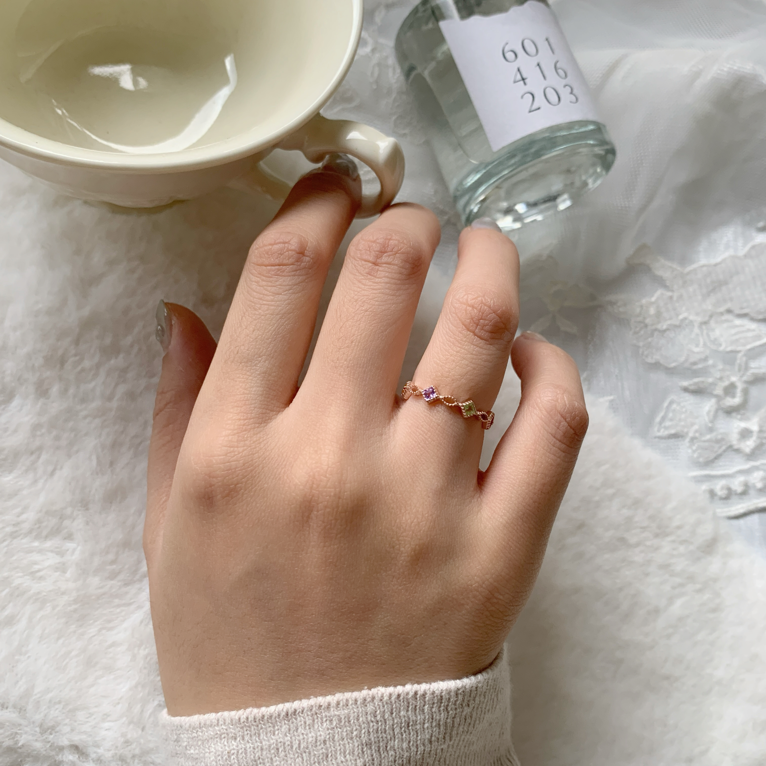 整圈滾邊菱形彩色寶石眼型戒指