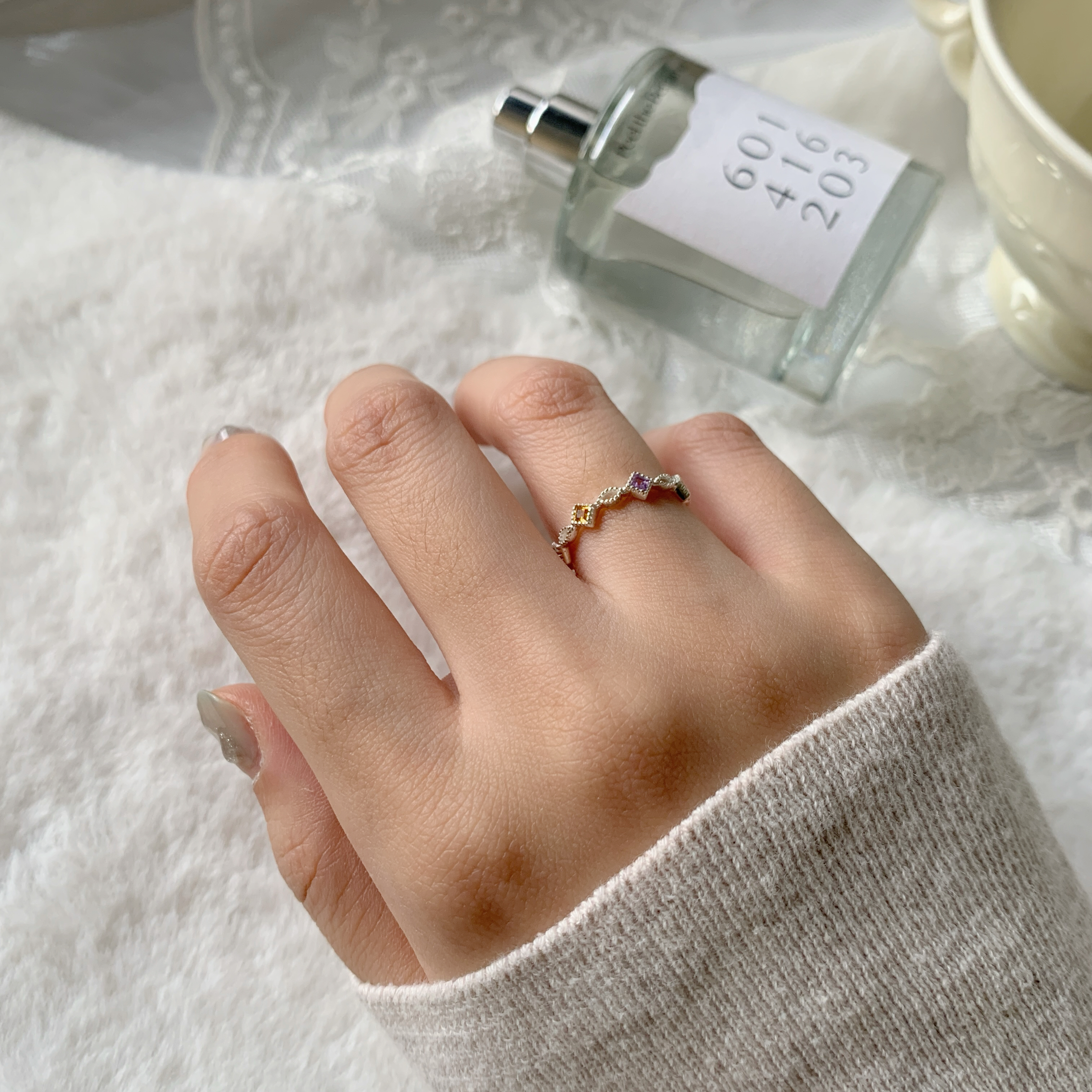 整圈滾邊菱形彩色寶石眼型戒指