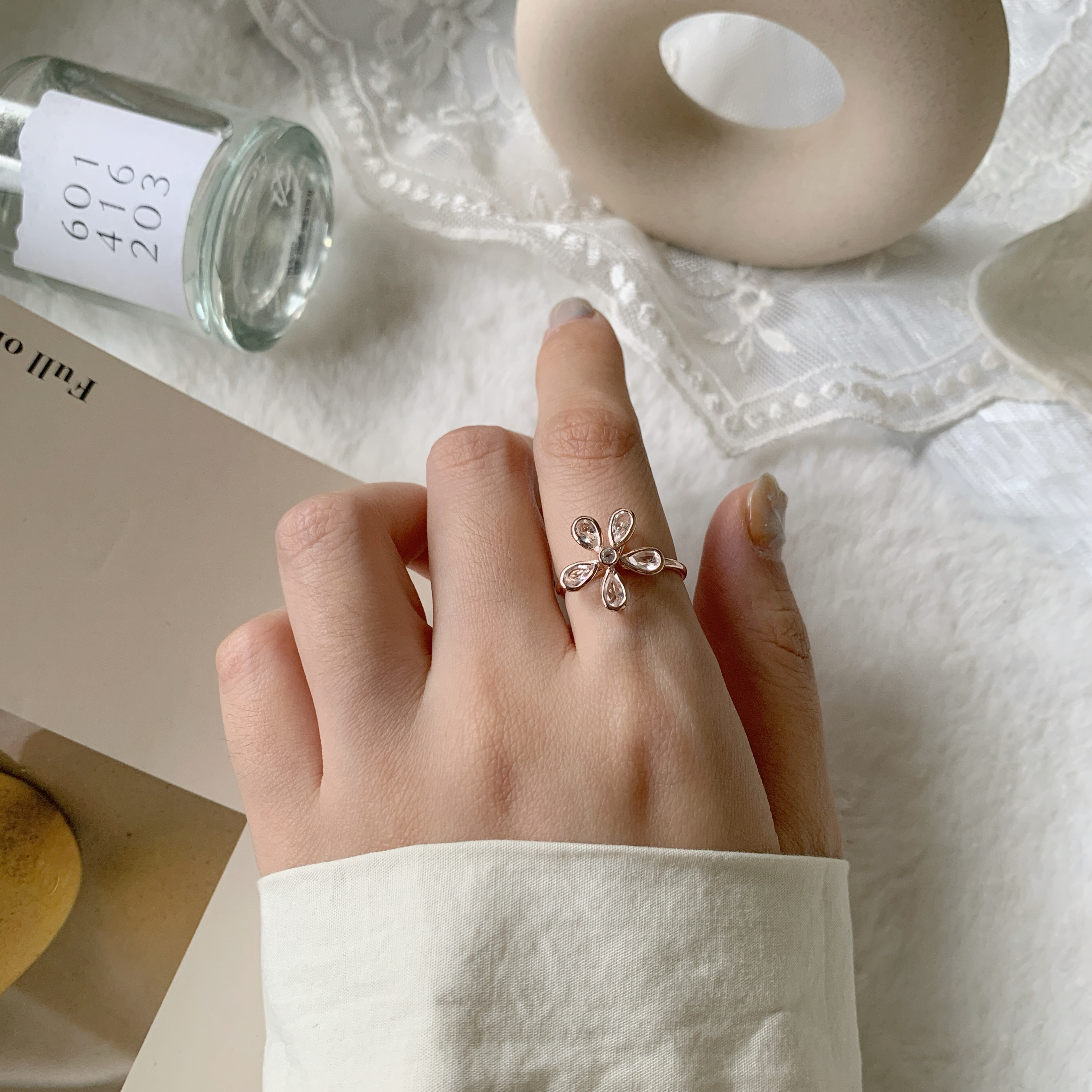 簡約花花白水晶月光石戒指