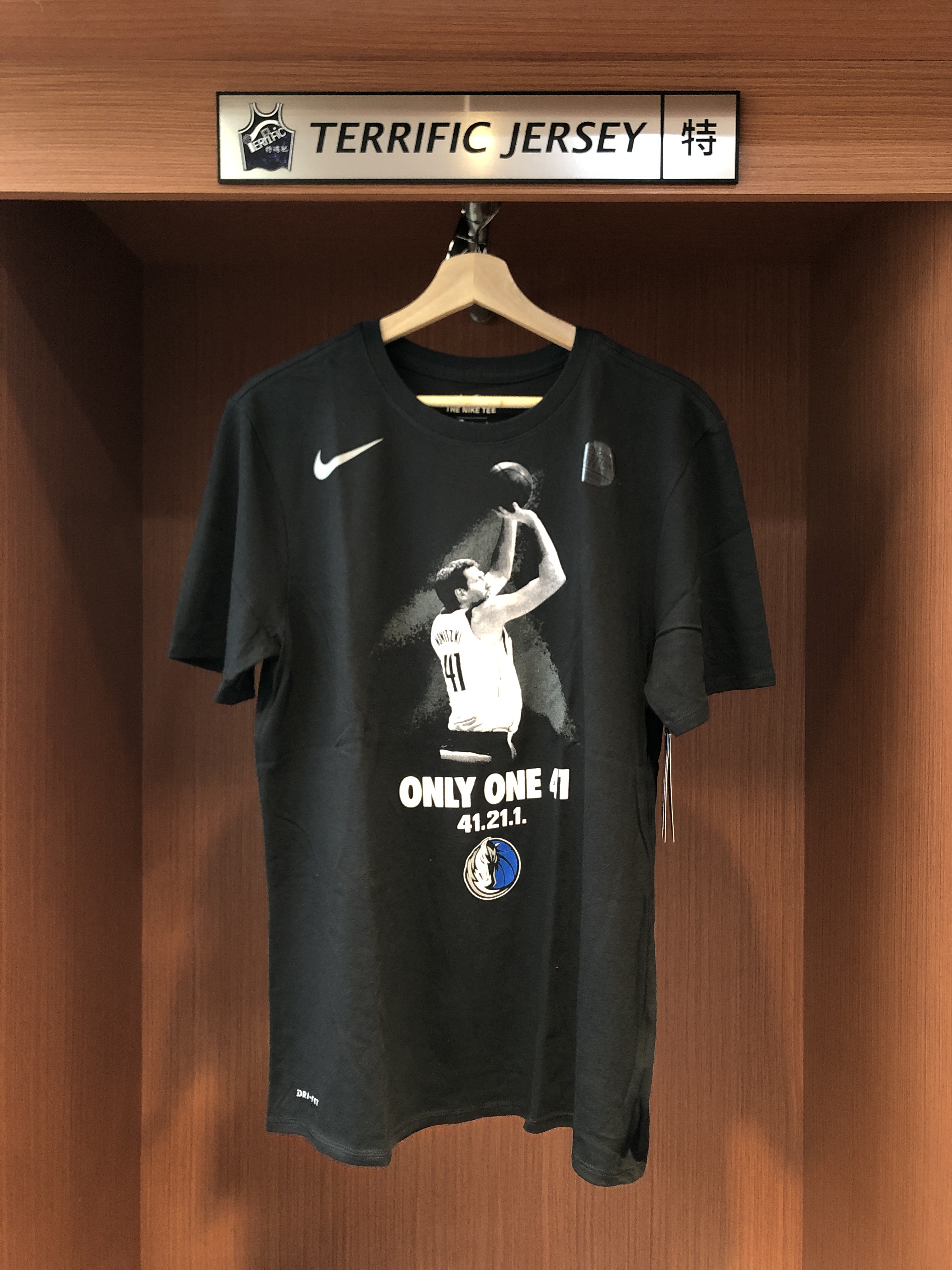 NBA短袖 Dallas Mavericks Dirk Nowitzki ONLY ONE 41.21.1 達拉斯小牛退休紀念黑 Nike Tee 全新