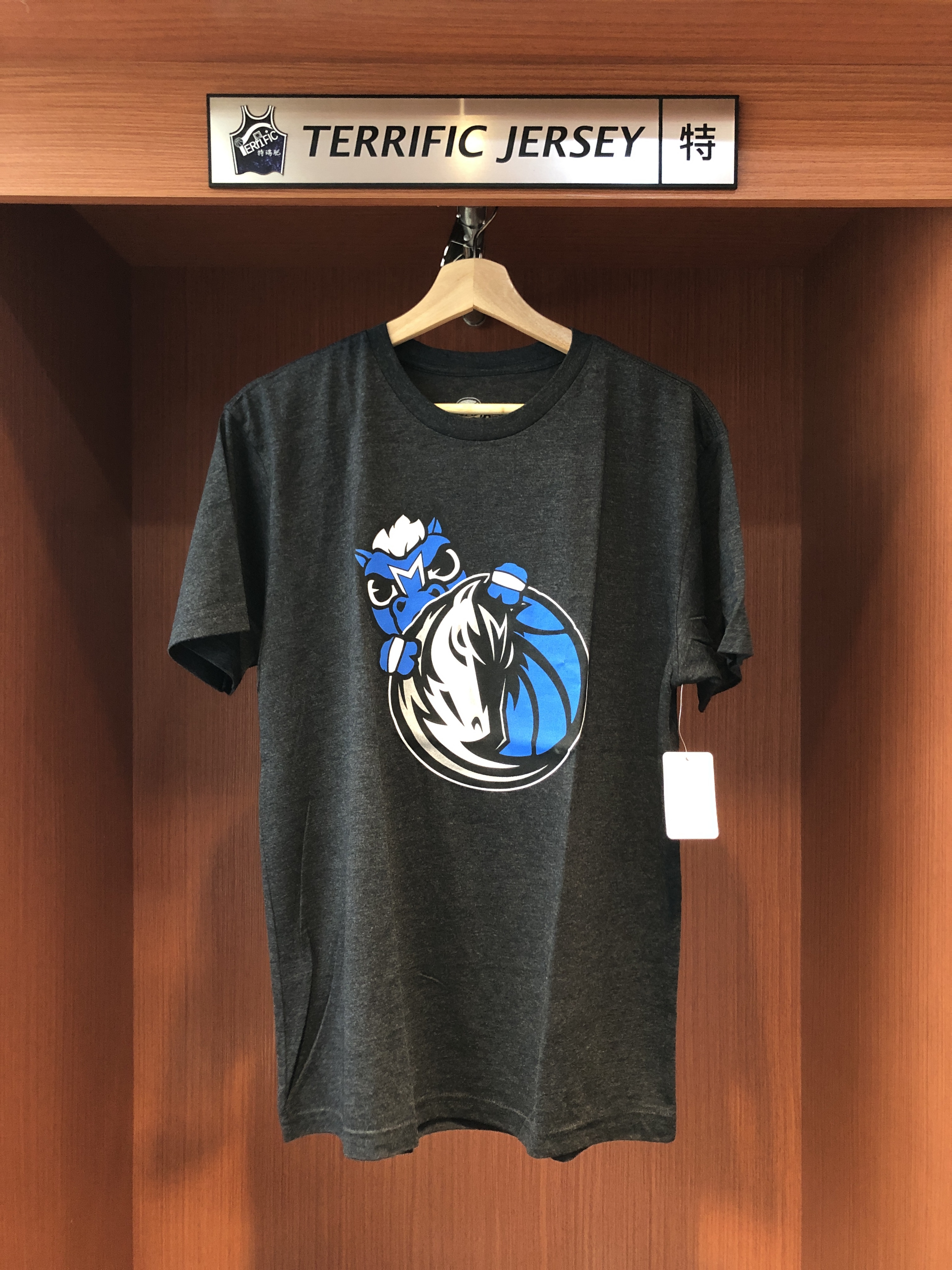 NBA短袖 Dallas Mavericks Tokyodachi Champ Logo 小牛隊徽黑 官方自印 Tee 全新