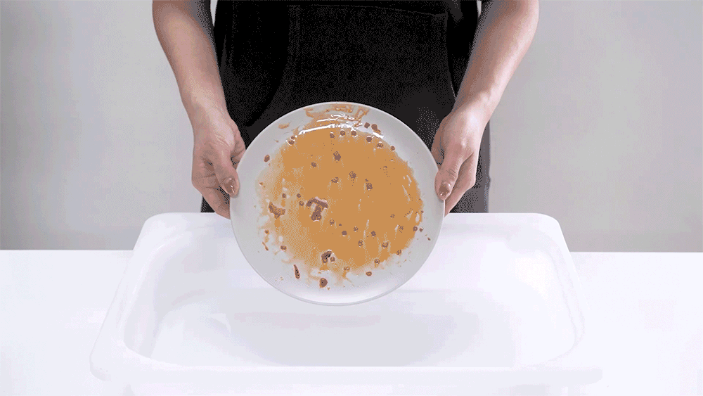 這是一張清洗髒盤子的gif