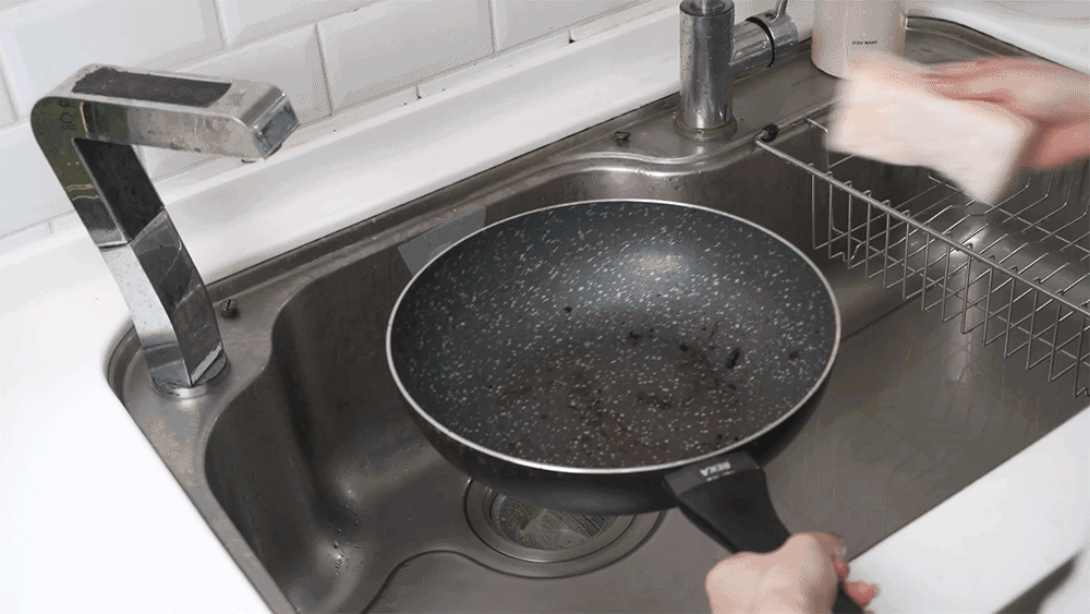 這是一張清洗鍋子的gif