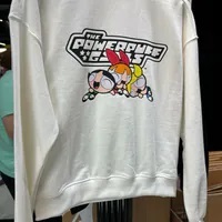 [S] ADLV THE POWERPUFF GIRLS X ACMEDELAVIE LOGO CROP SWEATSHIRT,CREAM [PO DELIVERY TIME 6-8WEEKS], ADLV24SS-SWLGPG-CRM (SAV337)