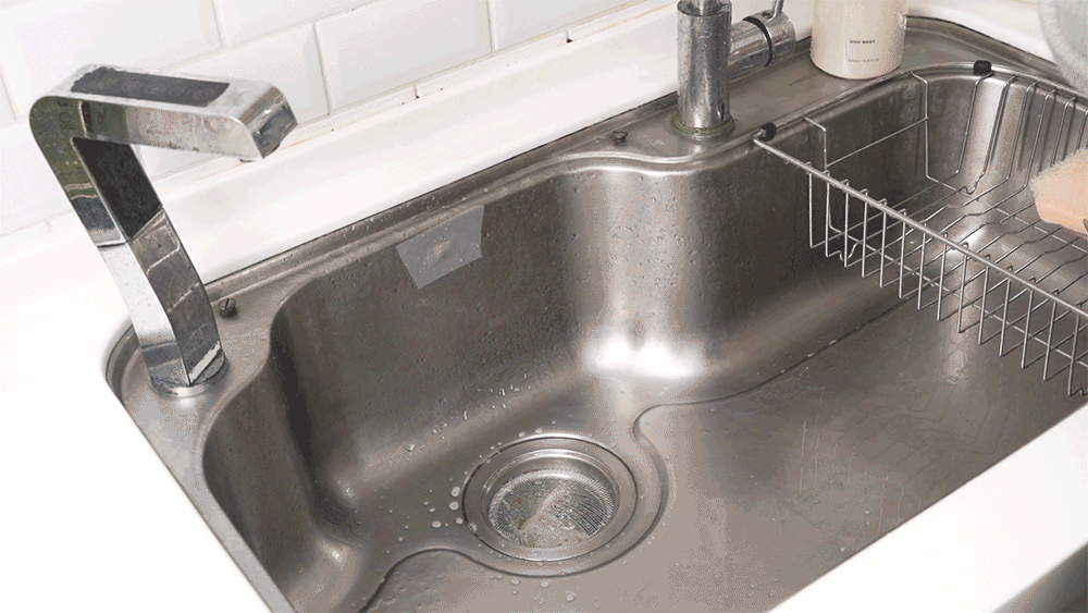 這是一張在清洗塑膠蓋的gif