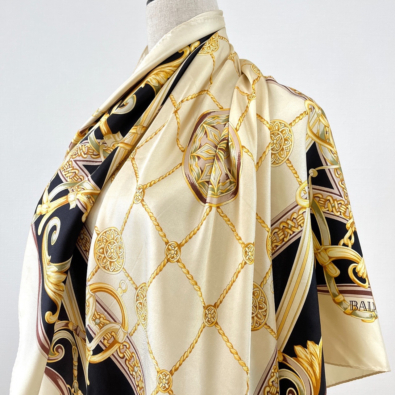 Pierre Balmain香演金色巴洛克風絲巾