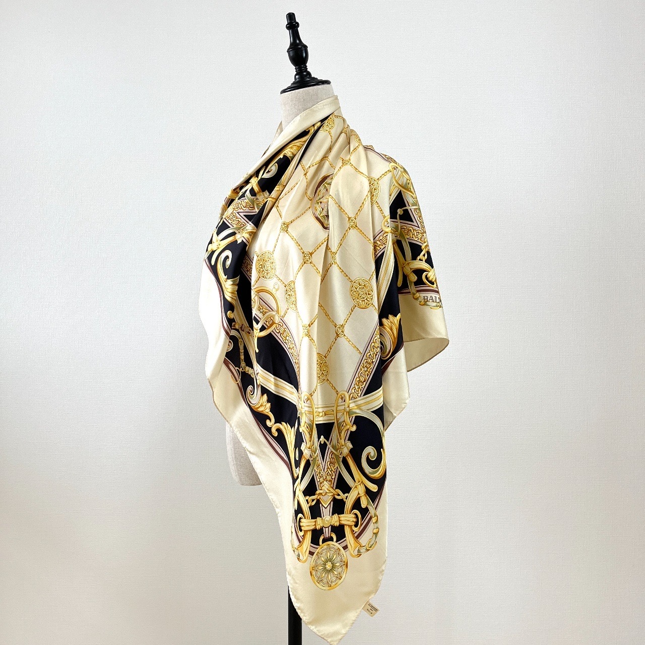 Pierre Balmain香演金色巴洛克風絲巾