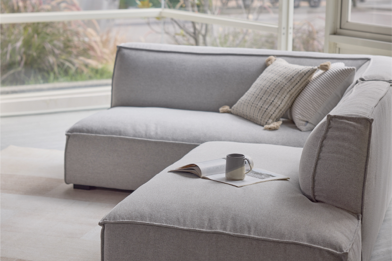 沙發 是一個家的歸屬感，也是生活中不可或缺的空間。Days In從妳的生活型態開始，不同的沙發型態樣貌，可以展現不同的居家氛圍，我們以歐洲、日本職人工藝，製作出層次綿密，包覆性極佳的舒適坐感。