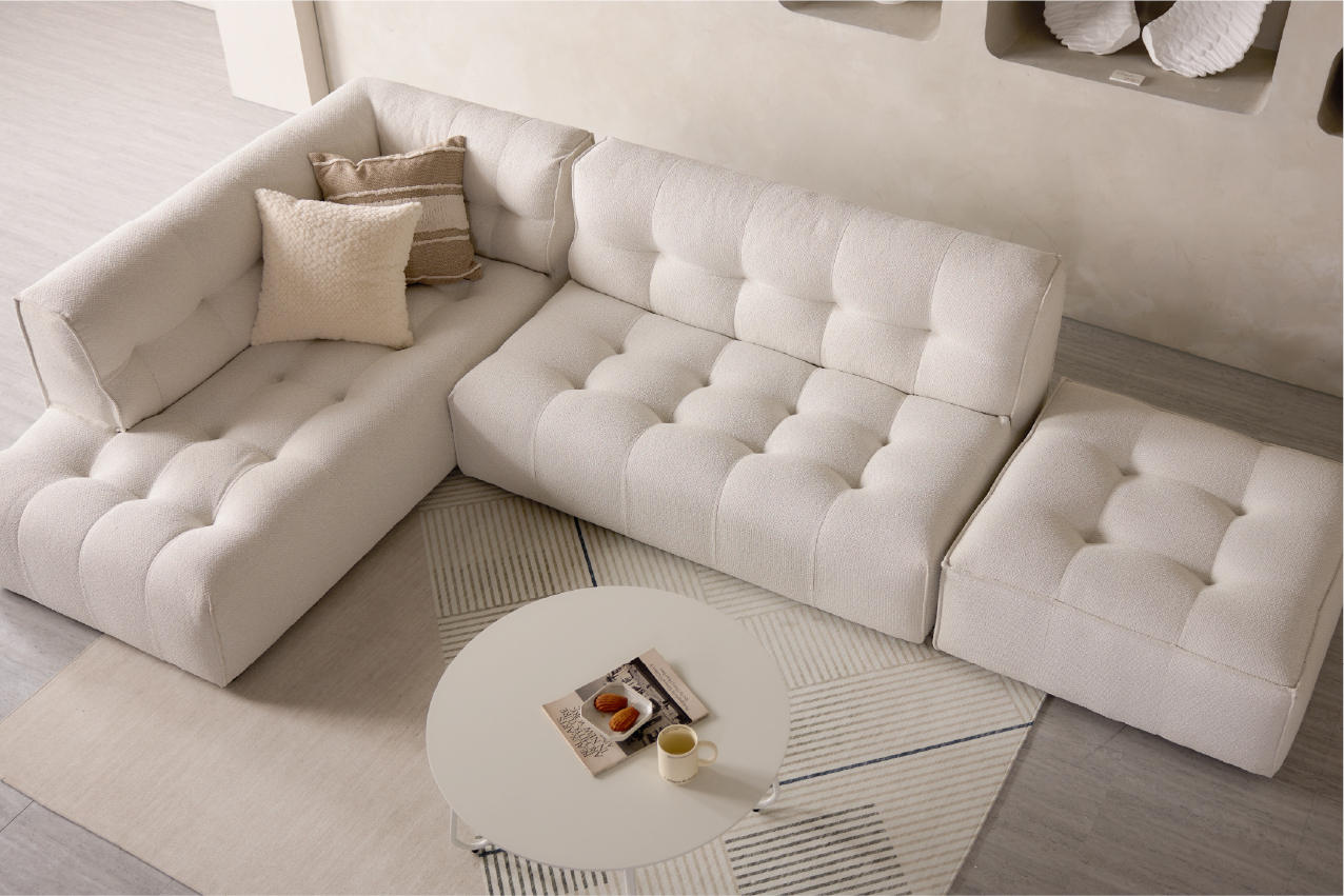 沙發 是一個家的歸屬感，也是生活中不可或缺的空間。Days In從妳的生活型態開始，不同的沙發型態樣貌，可以展現不同的居家氛圍，我們以歐洲、日本職人工藝，製作出層次綿密，包覆性極佳的舒適坐感。