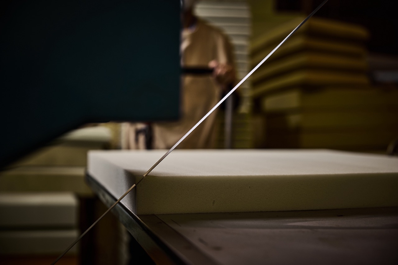 你 不只是需要一張罐頭沙發。泡棉密度30kg/m³就會稱為高密度泡棉，這類型的泡棉時常被拿來製作高階床墊或沙發的材料，Days In針對每一款沙發，都設定了不同密度公斤數的泡棉，以歐洲、日本職人手藝一層又一層的堆疊出獨家的坐感。