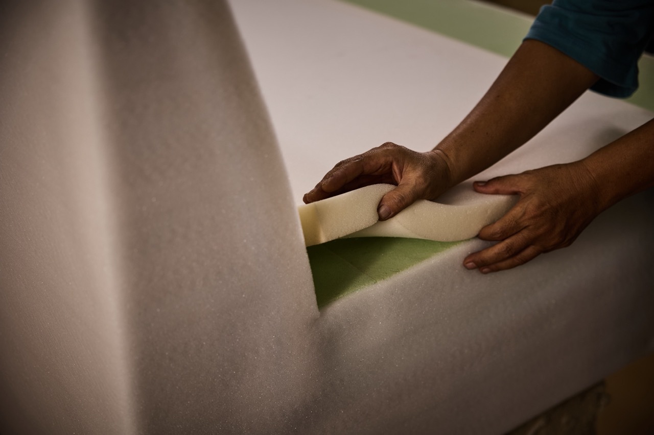 你 不只是需要一張罐頭沙發。泡棉密度30kg/m³就會稱為高密度泡棉，這類型的泡棉時常被拿來製作高階床墊或沙發的材料，Days In針對每一款沙發，都設定了不同密度公斤數的泡棉，以歐洲、日本職人手藝一層又一層的堆疊出獨家的坐感。