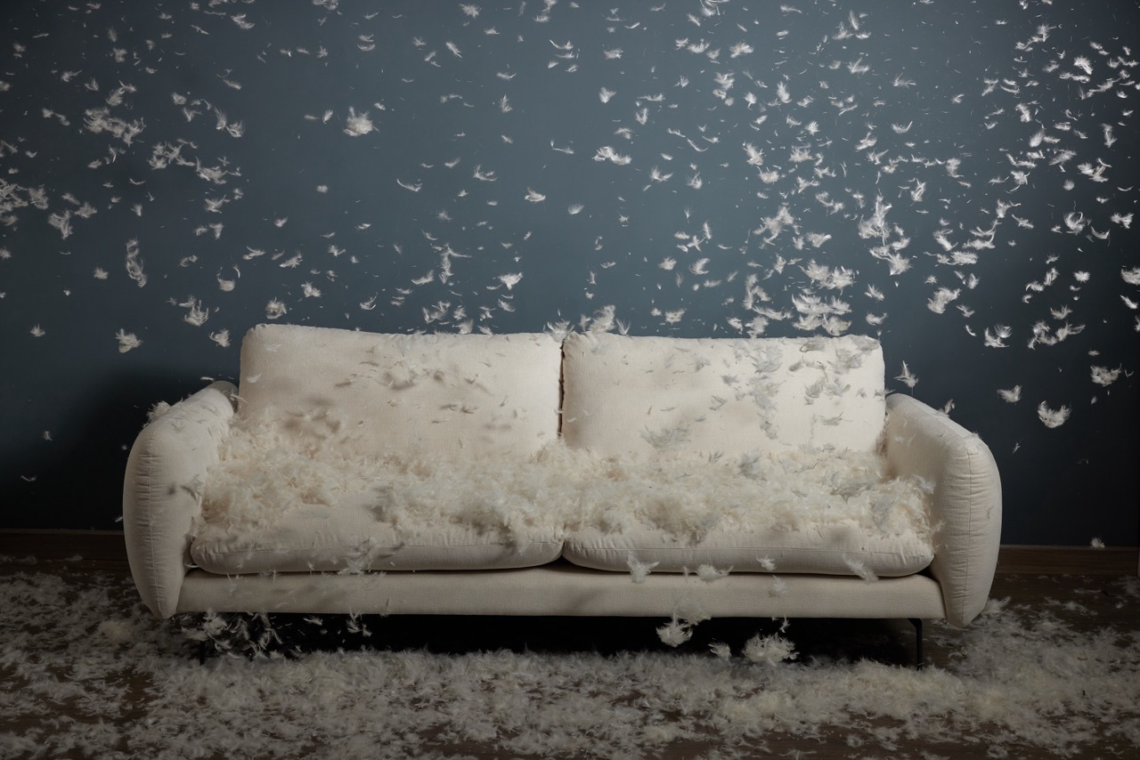 如雲朵般的獨家泡棉配方，除了不同密度的泡棉去疊加，更奢侈的添加一層鴨絨，除了讓舒適感提升之外，坐感上多了與眾不同的包覆感，鴨絨的綿密加上不同密度的泡棉層次，讓每一座沙發有棉柔、有Q彈。