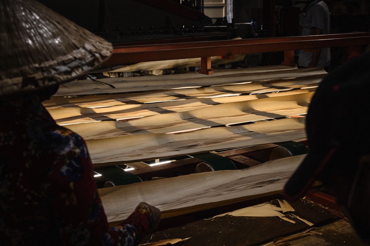 採用部分LVL木材，將原木高溫乾燥後再進行裁切，重新熱壓膠合而成，全程不含甲醛，讓木材整體品質更加穩定且耐用，而且可以根據家具的長寬高而去裁切製作，減少在家具製作過程中的原木使用，達到地球保護。