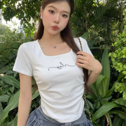 Square neck embroidered T-shirt (white size)】