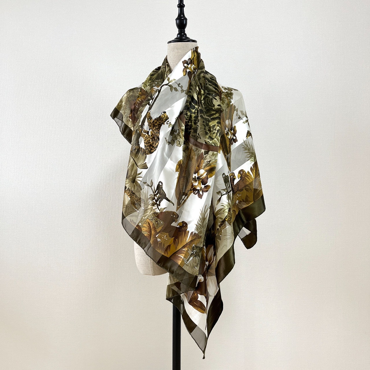 墨綠色野生動物圖案絲巾