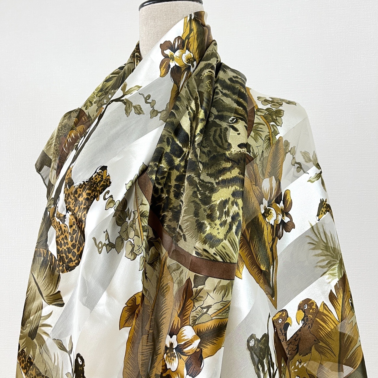 墨綠色野生動物圖案絲巾