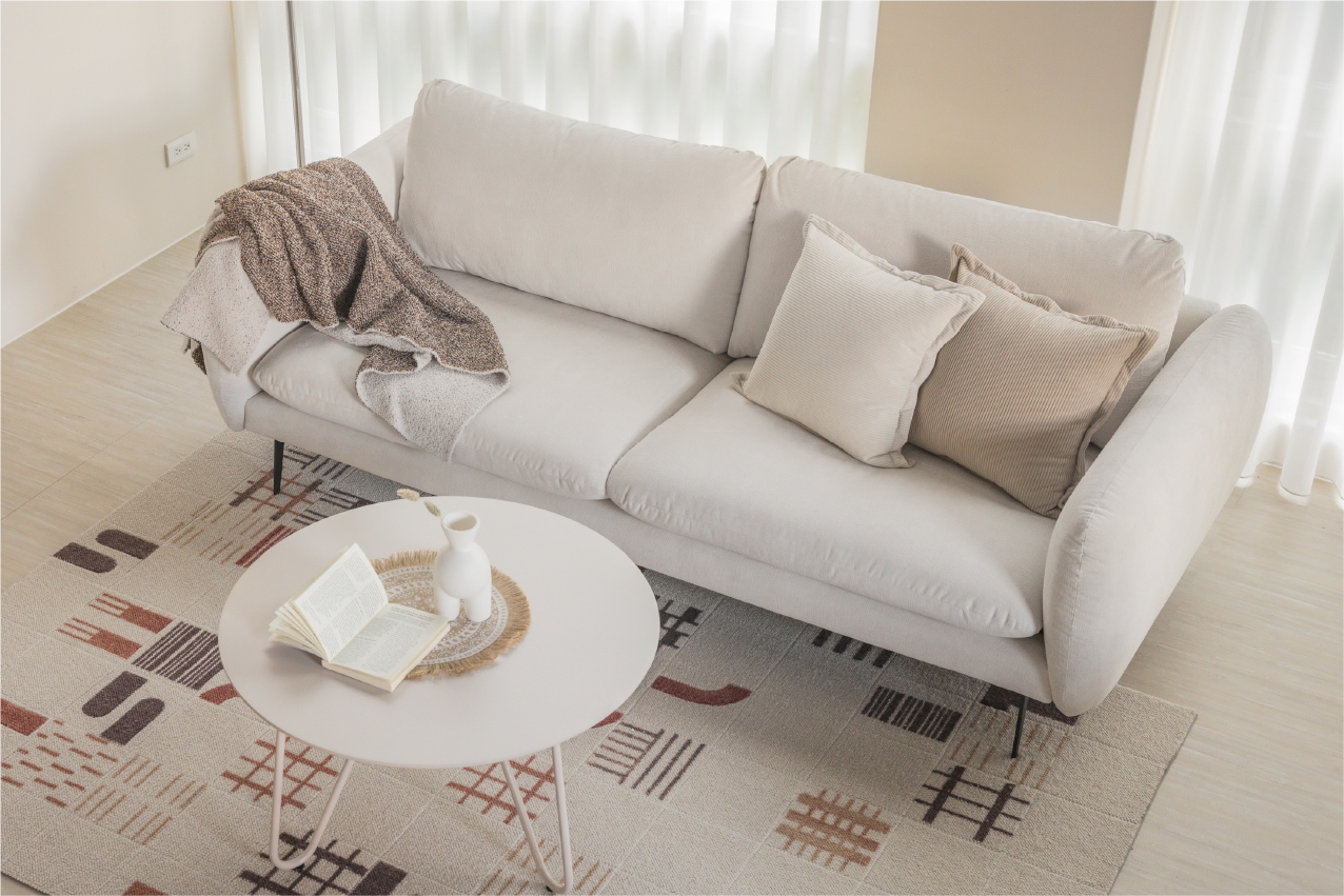 舒適諧和-妳的靈魂就像一幅絢麗多彩的畫作，充滿了活力和獨特的魅力，充滿智慧和幽默感，總是為身邊帶來溫暖與歡樂的人。用淺色打底整片空間，運用不同材質與質感的家具交疊錯落，木質擺件調和出空間的溫潤感，玻璃器皿點綴出整體通透，點一盞燈讓空間更加寧靜治癒。