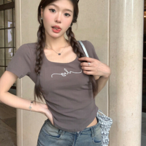Square neck embroidered T-shirt (dark gray one-size-fits-all)】
