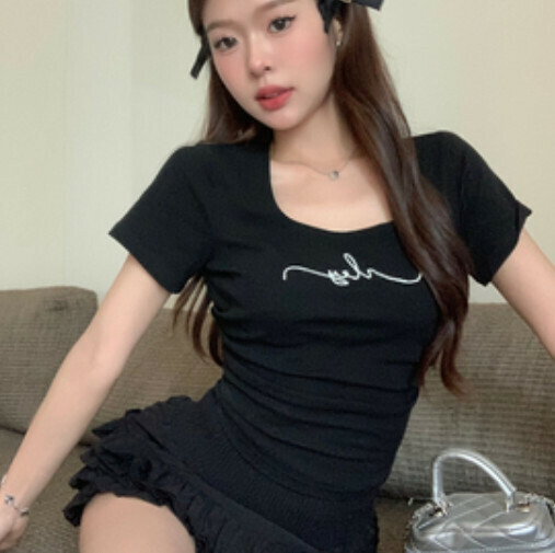 Square neck embroidered T-shirt (black one-size-fits-all)】