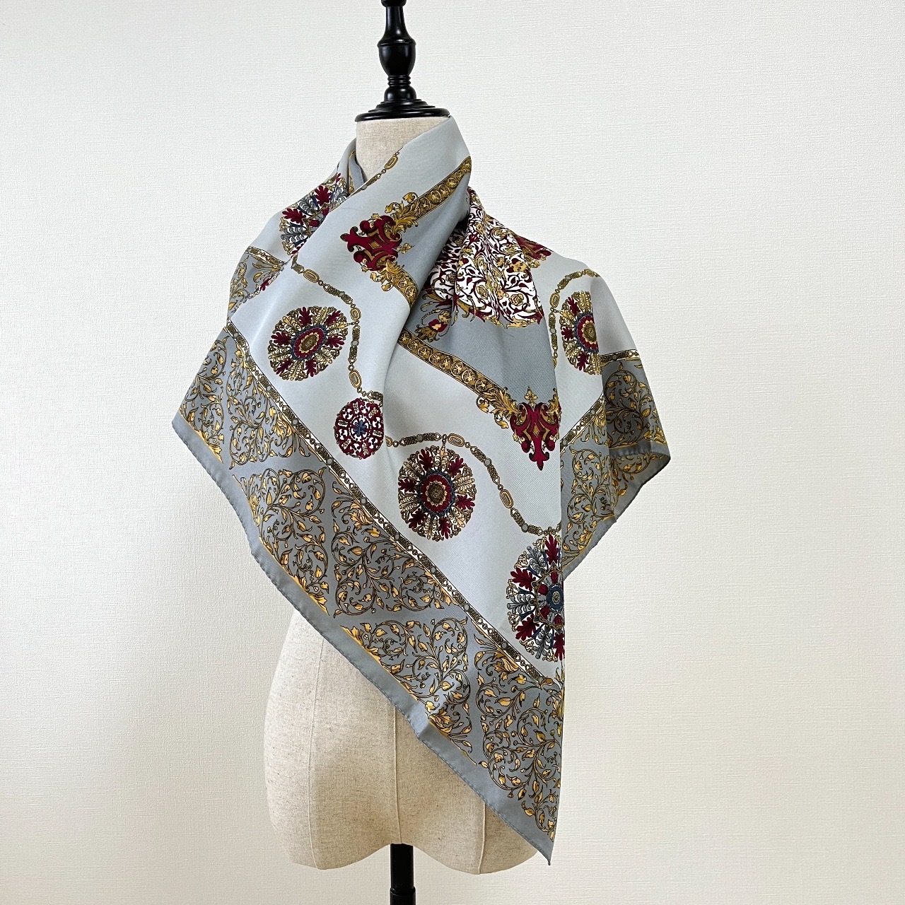 Art of the Scarf Tie Rack灰色花花絲巾