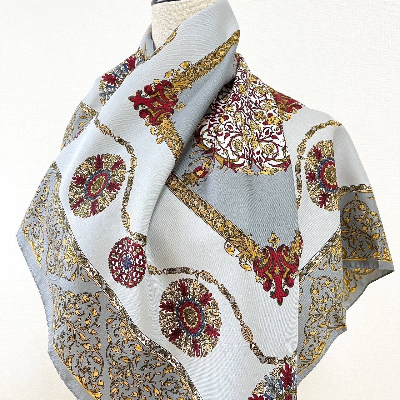 Art of the Scarf Tie Rack灰色花花絲巾