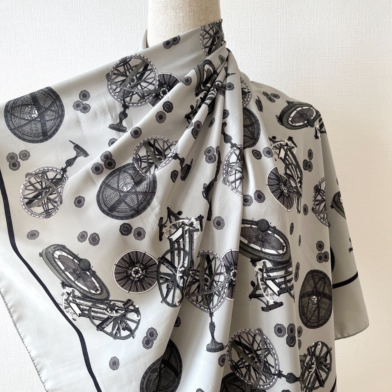 灰色地球儀圖案圍巾