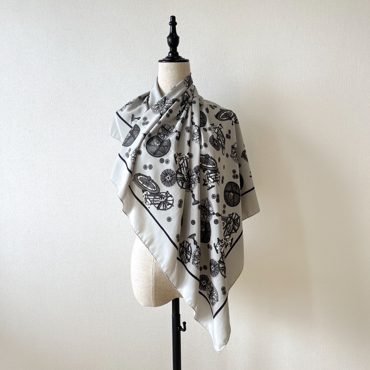 灰色地球儀圖案圍巾