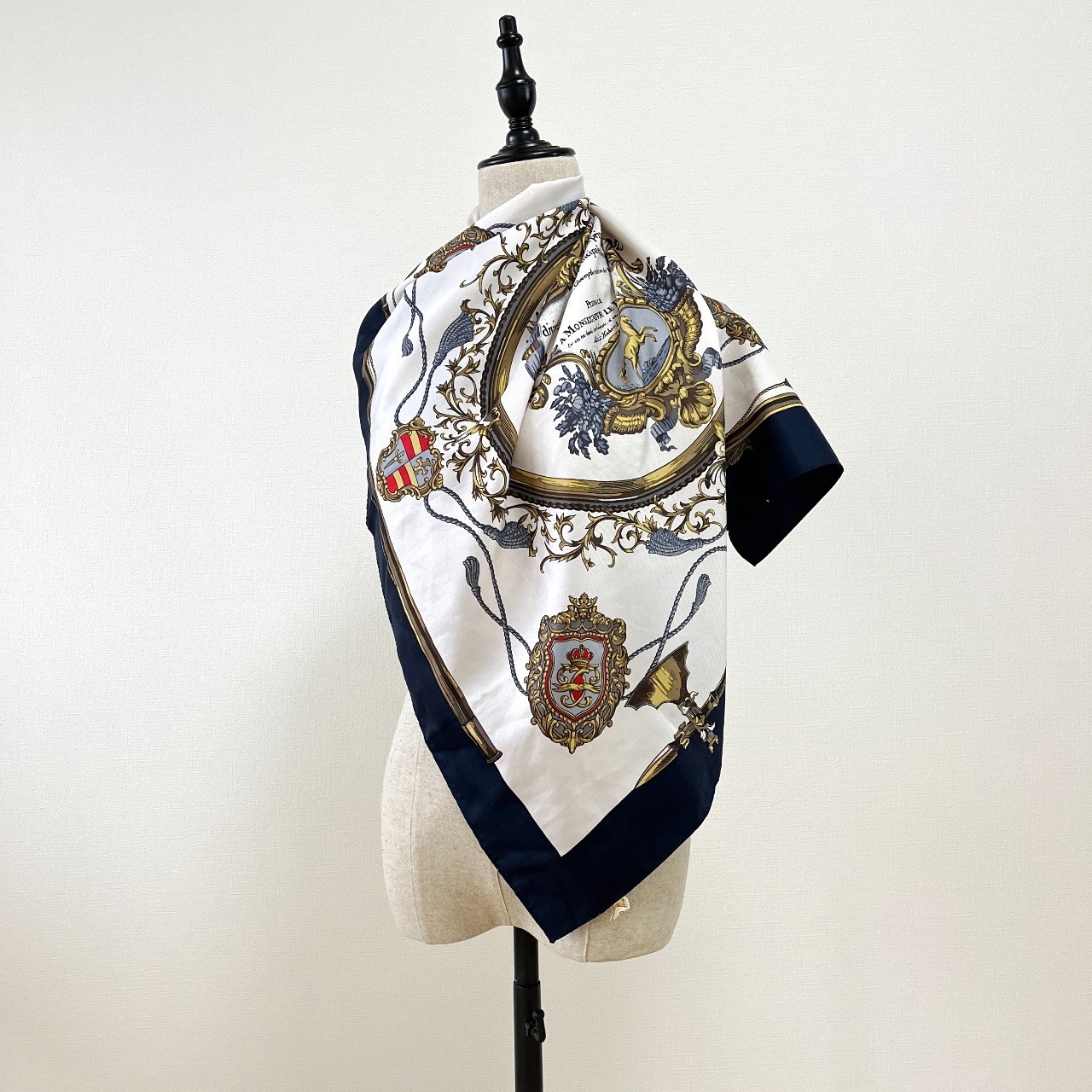 深藍色皇家徽章圖案圍巾