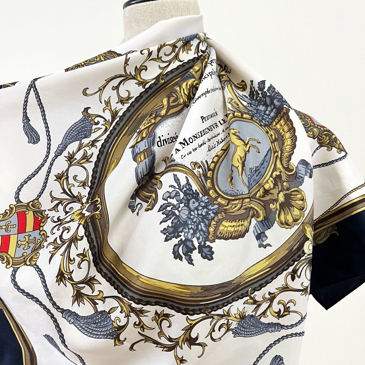 深藍色皇家徽章圖案圍巾