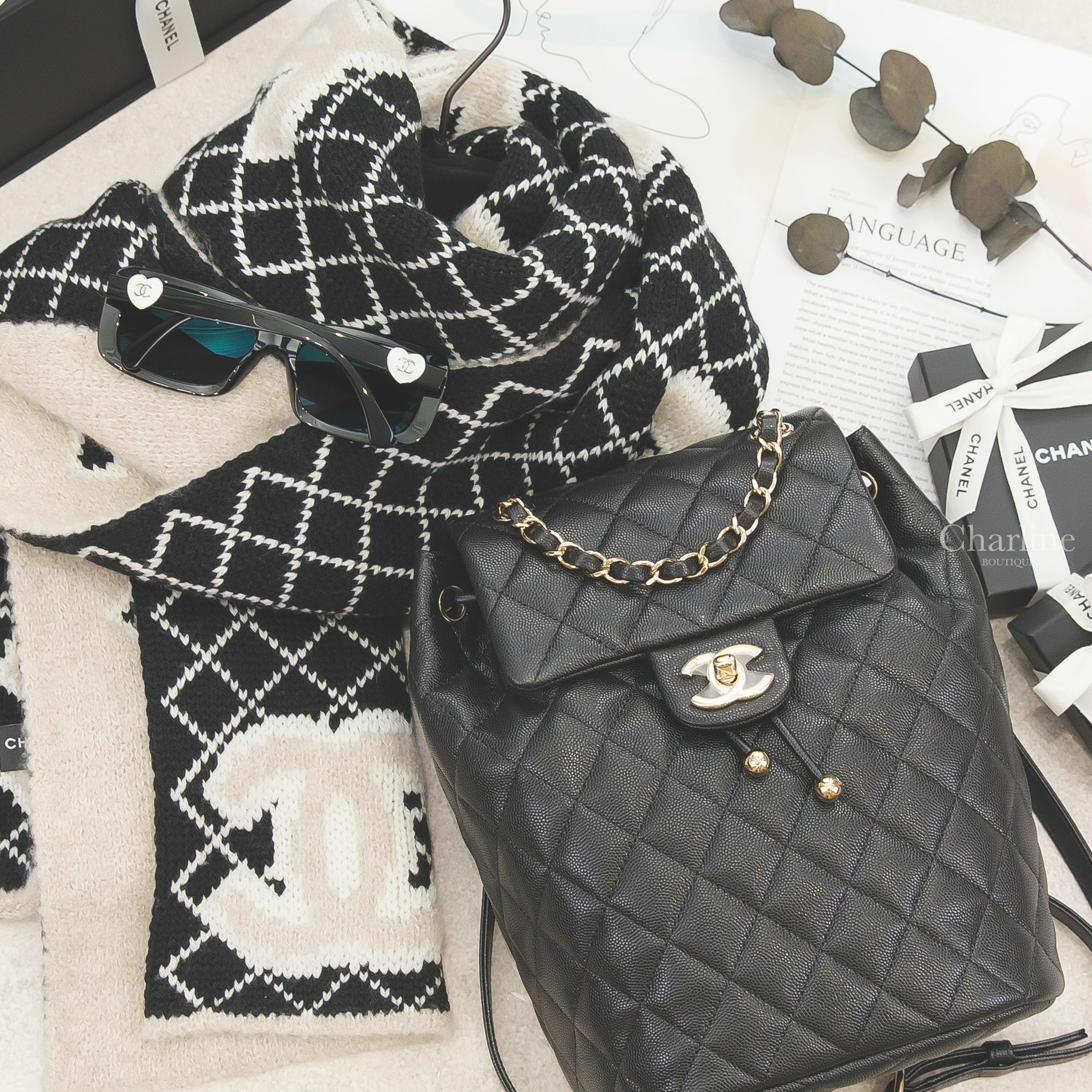 Chanel黑色方框灰色鏡片側邊白底愛心銀色CC太陽眼鏡,Chanel米色底白滾邊黑色CC/黑底菱格紋白滾邊米色CC雙面圍巾,Chanel黑色金CC金鍊荔枝菱格紋手提後背包-Charline Boutique 精品代購